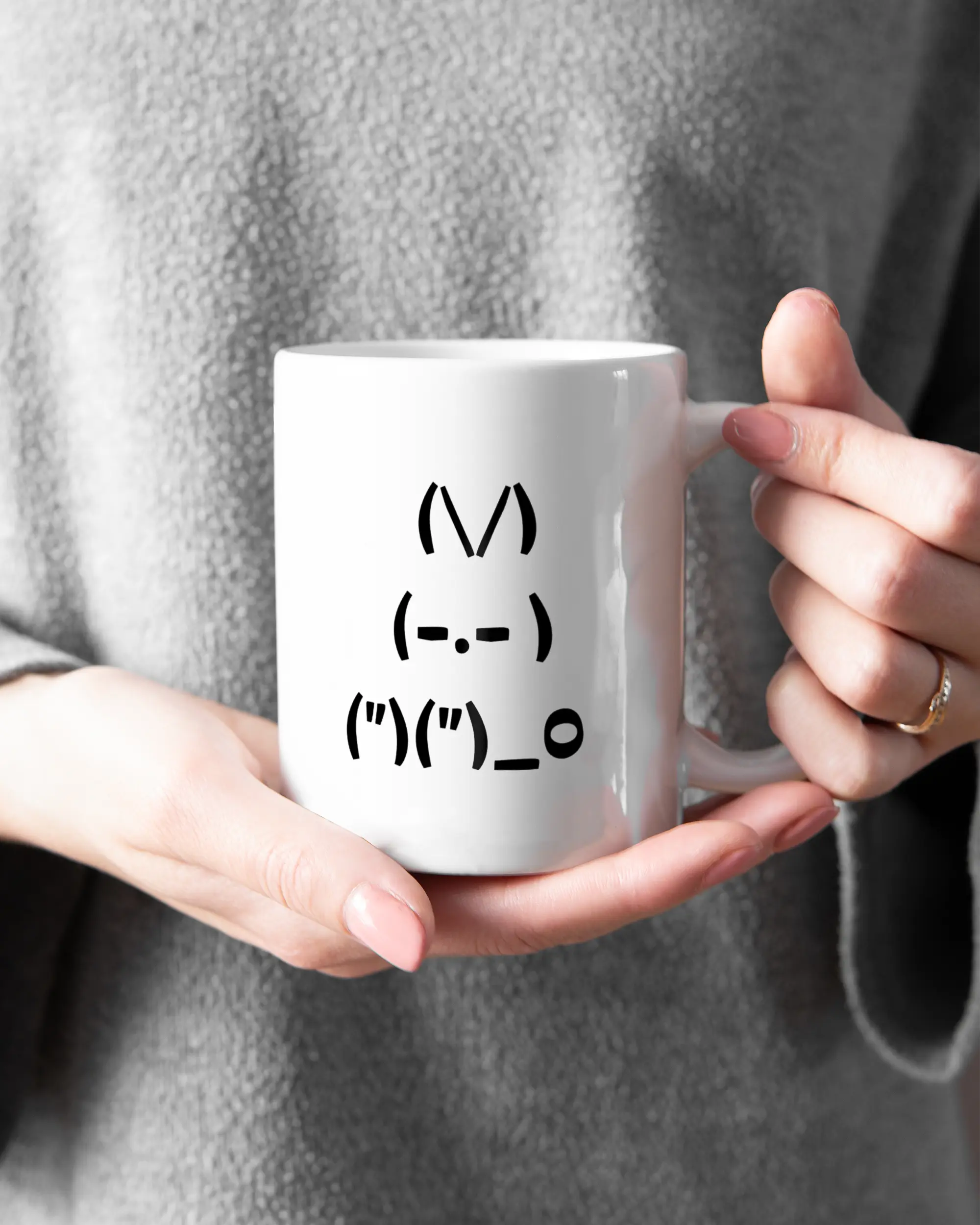 Closeup Modelshot Frau der beidseitig bedruckten Keramik Tasse von Maondo mit dem Design Nicer Hase in der Farbe Weiß