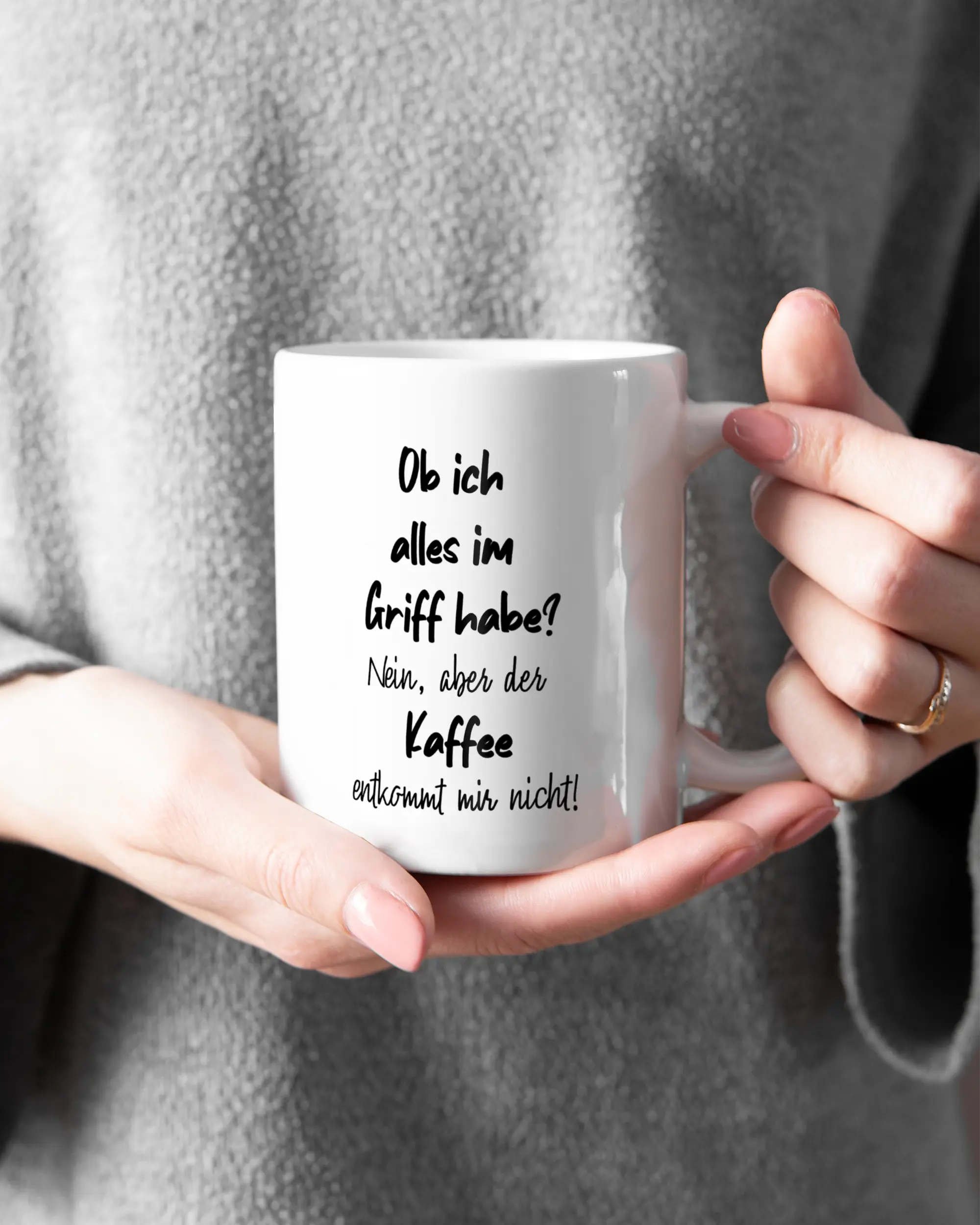 Closeup Modelshot Frau der beidseitig bedruckten Keramik Tasse von Maondo mit dem Design Alles im Griff in der Farbe Weiß