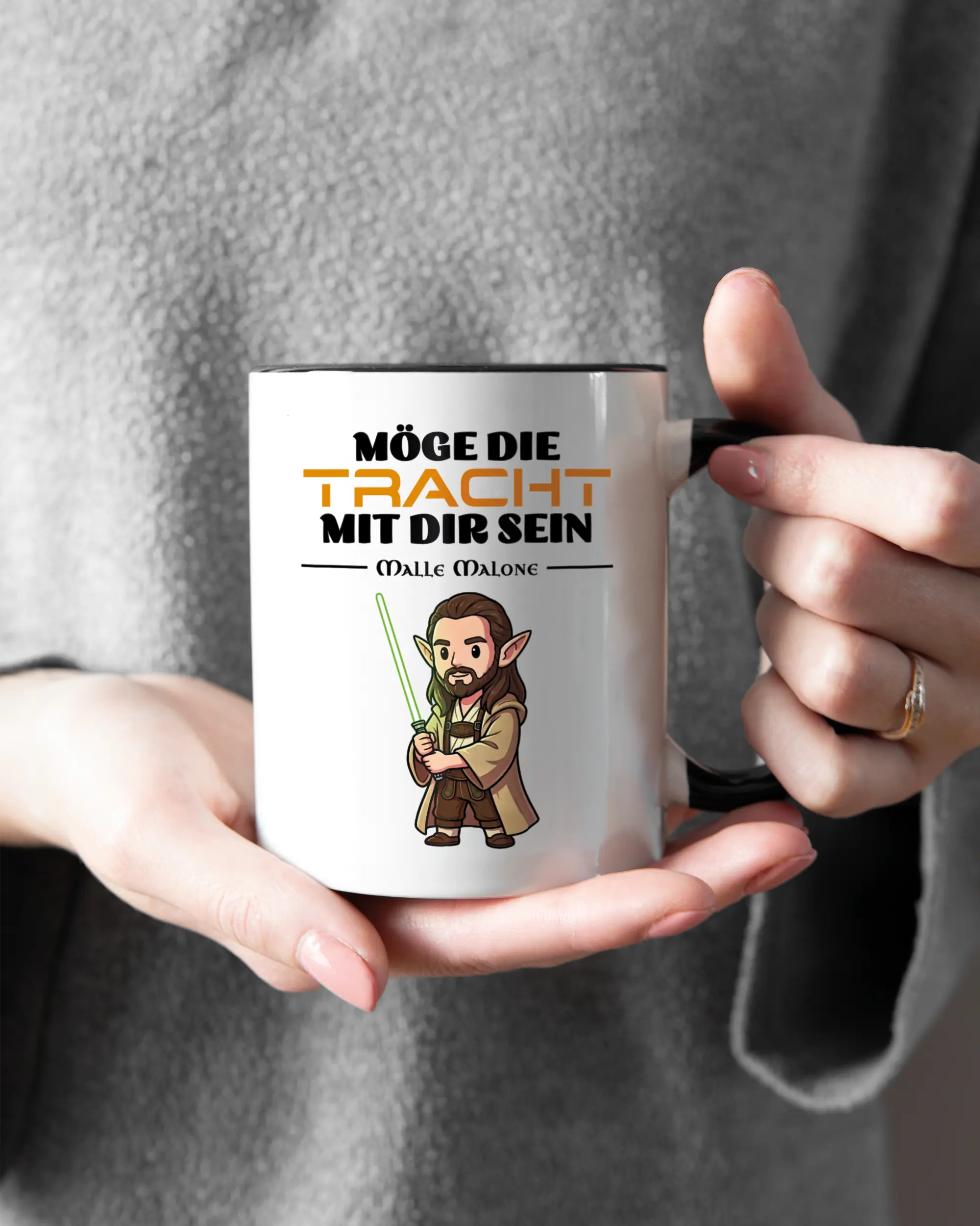 Rechte Seite der beidseitig bedruckten Keramiktasse von Maondo mit dem Design Tracht mit dir in der Farbe Duotone gehalten von Frauenhänden
