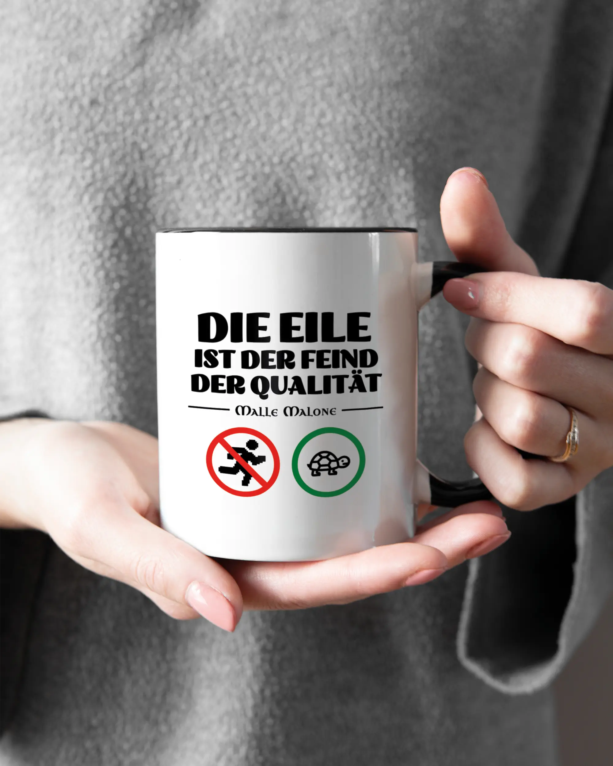 Rechte Seite der beidseitig bedruckten Keramiktasse von Maondo mit dem Design Keine Eile in der Farbe Duotone gehalten von Frauenhänden