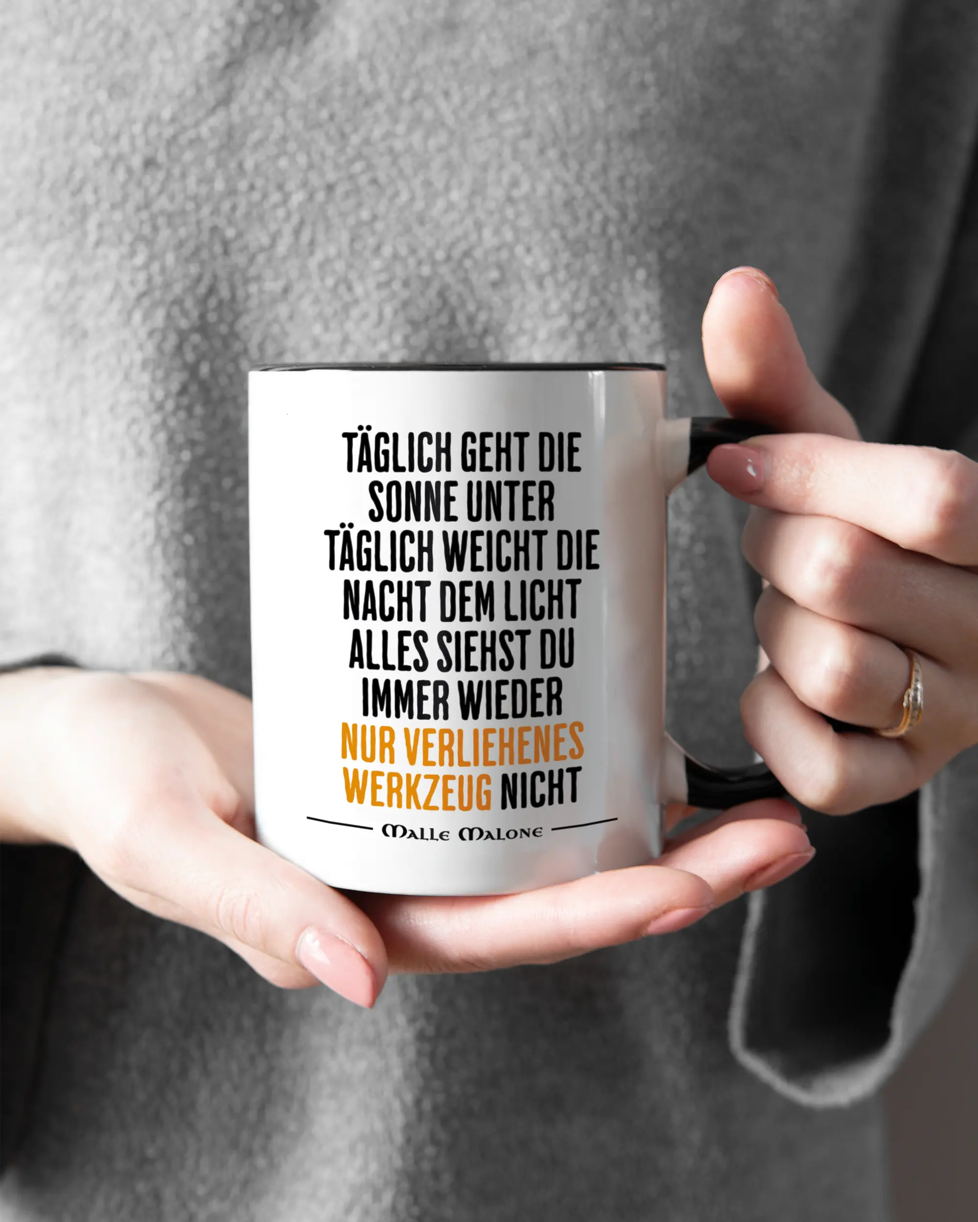 Rechte Seite der beidseitig bedruckten Keramiktasse von Maondo mit dem Design Wegzeug in der Farbe Duotone gehalten von Frauenhänden