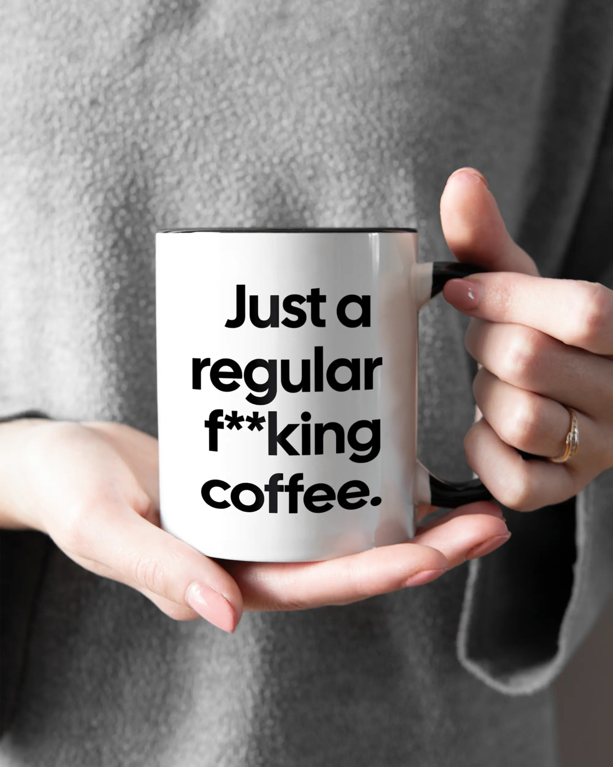 Rechte Seite der beidseitig bedruckten Keramiktasse von Maondo mit dem Design Regular Coffee in der Farbe Duotone gehalten von Frauenhänden