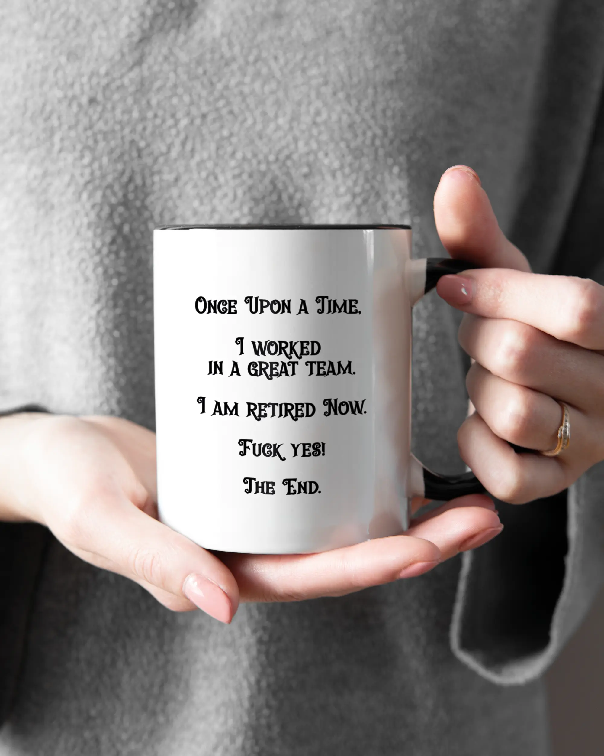 Rechte Seite der beidseitig bedruckten Keramiktasse von Maondo mit dem Design Finally Retired in der Farbe Duotone gehalten von Frauenhänden