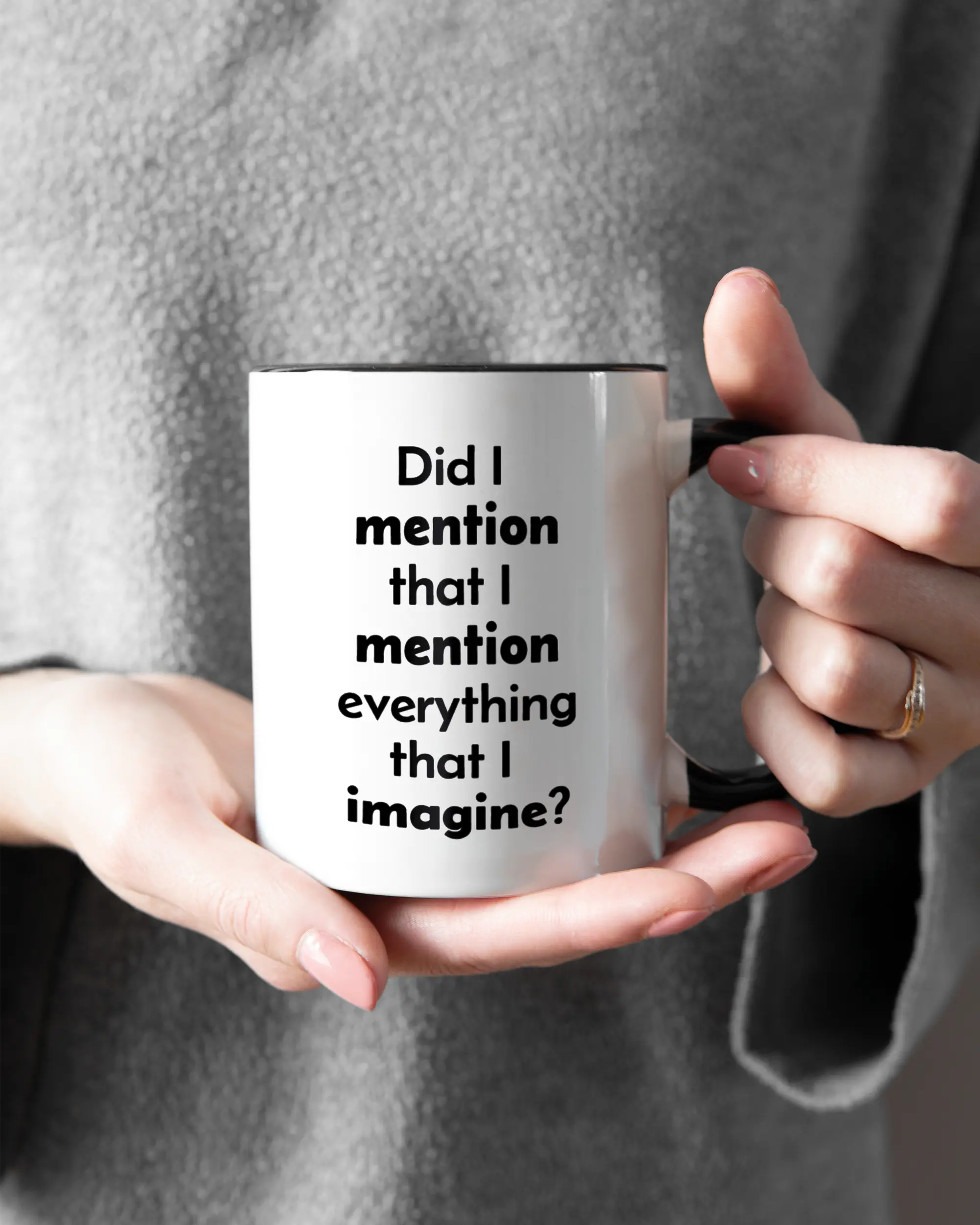 Rechte Seite der beidseitig bedruckten Keramiktasse von Maondo mit dem Design Did I mention in der Farbe Duotone gehalten von Frauenhänden