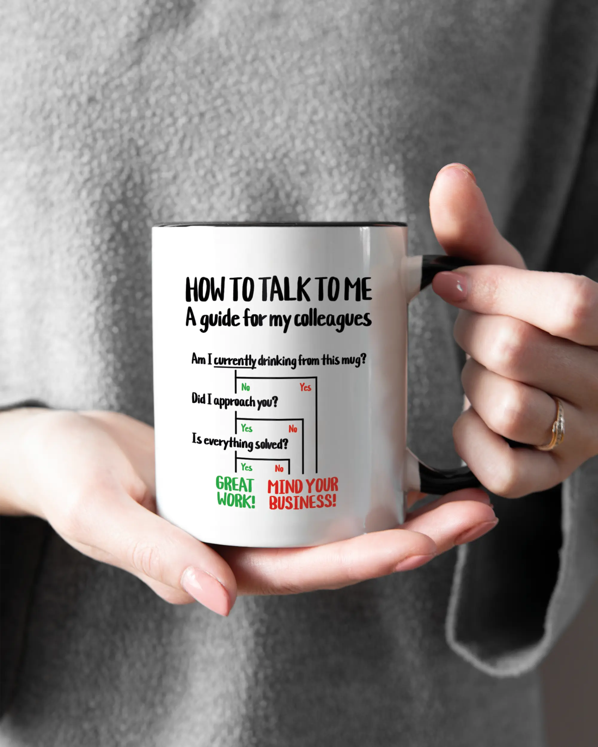 Rechte Seite der beidseitig bedruckten Keramiktasse von Maondo mit dem Design Colleagues Guide in der Farbe Duotone gehalten von Frauenhänden