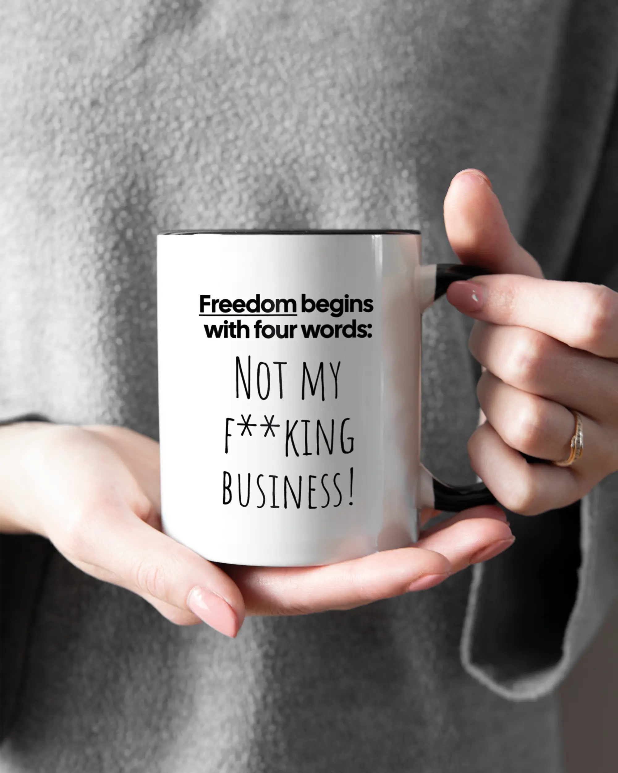 Rechte Seite der beidseitig bedruckten Keramiktasse von Maondo mit dem Design 4 Freedom in der Farbe Duotone gehalten von Frauenhänden