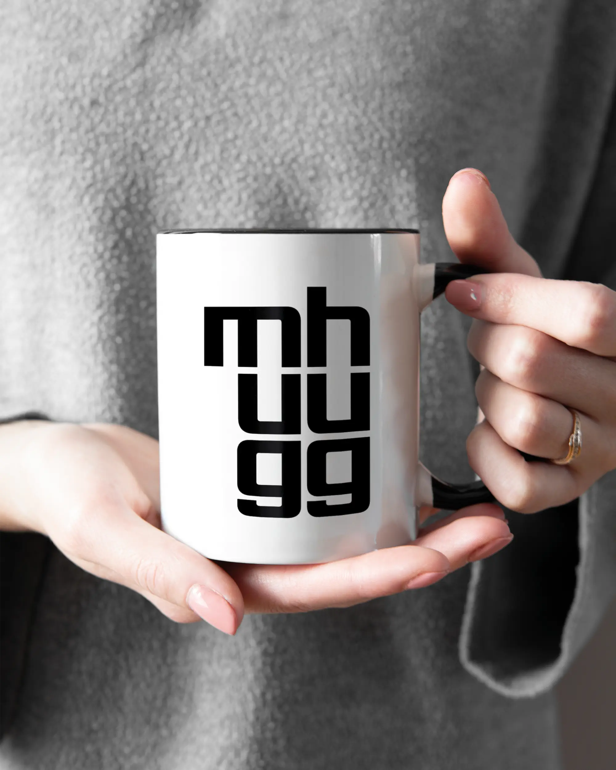 Rechte Seite der beidseitig bedruckten Keramiktasse von Maondo mit dem Design Hug Mug in der Farbe Duotone gehalten von Frauenhänden