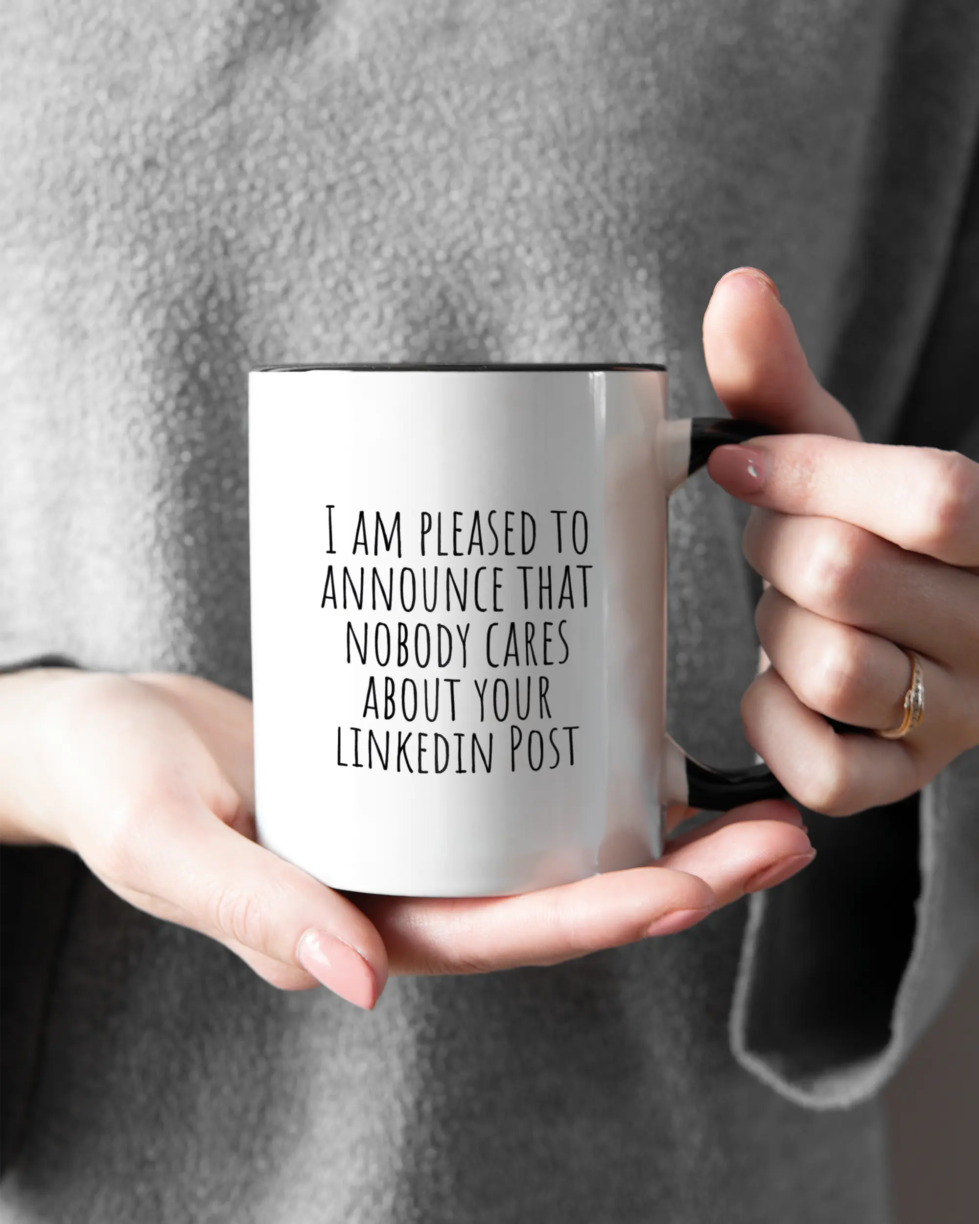 Rechte Seite der beidseitig bedruckten Keramiktasse von Maondo mit dem Design Please Unannounce in der Farbe Duotone gehalten von Frauenhänden