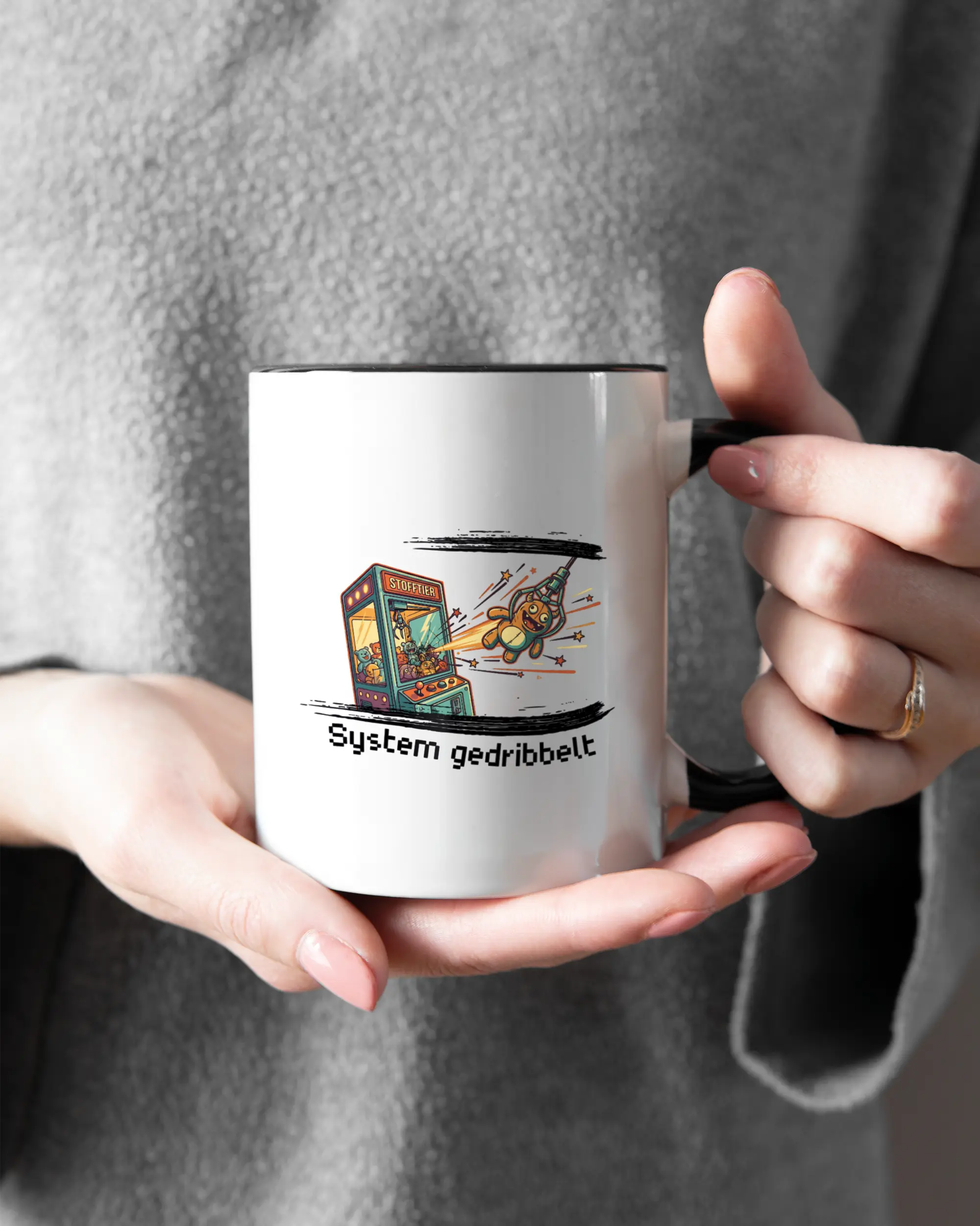 Rechte Seite der beidseitig bedruckten Keramiktasse von Maondo mit dem Design System gedribbelt in der Farbe Duotone gehalten von Frauenhänden