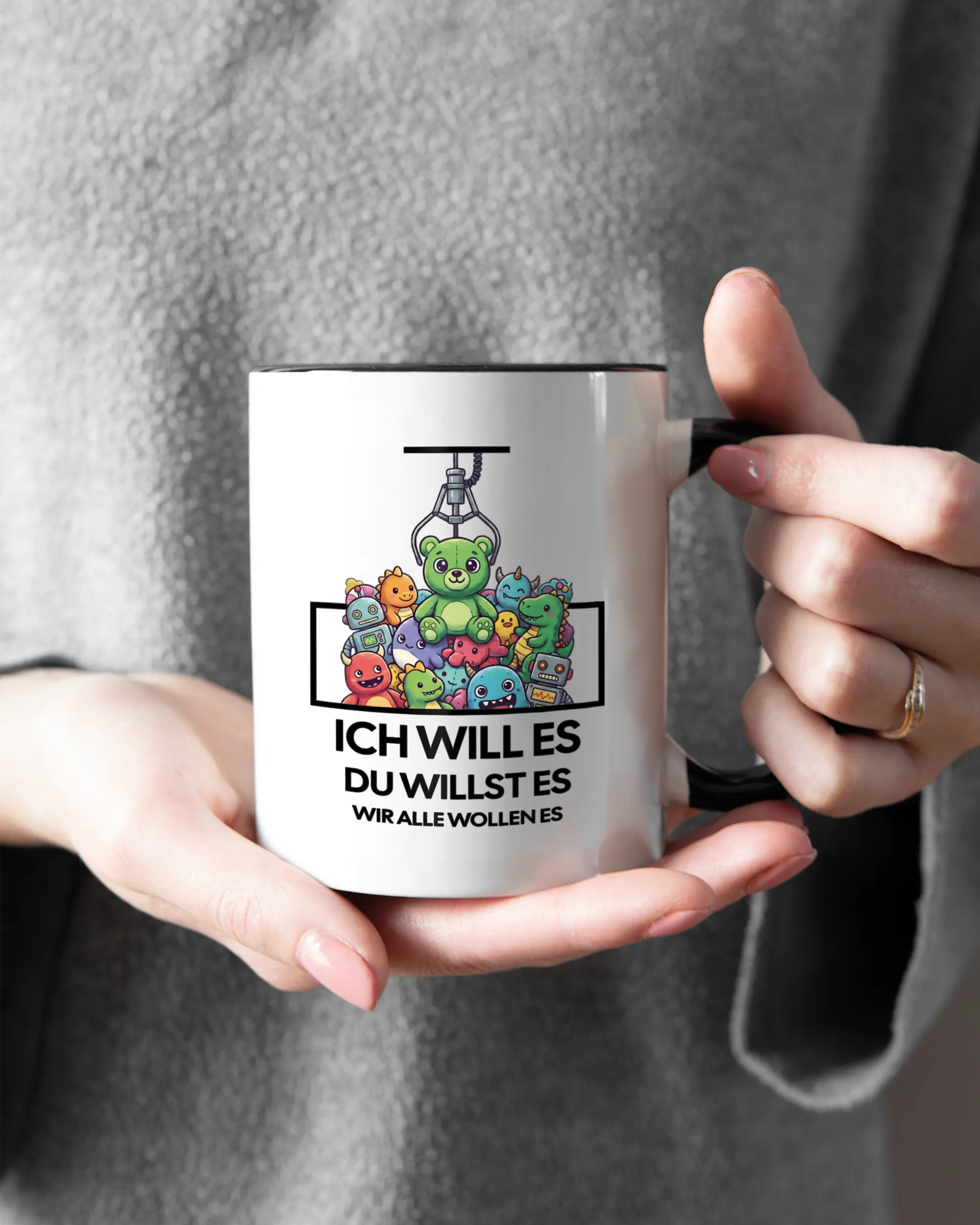 Rechte Seite der beidseitig bedruckten Keramiktasse von Maondo mit dem Design Will Stofftier in der Farbe Duotone gehalten von Frauenhänden