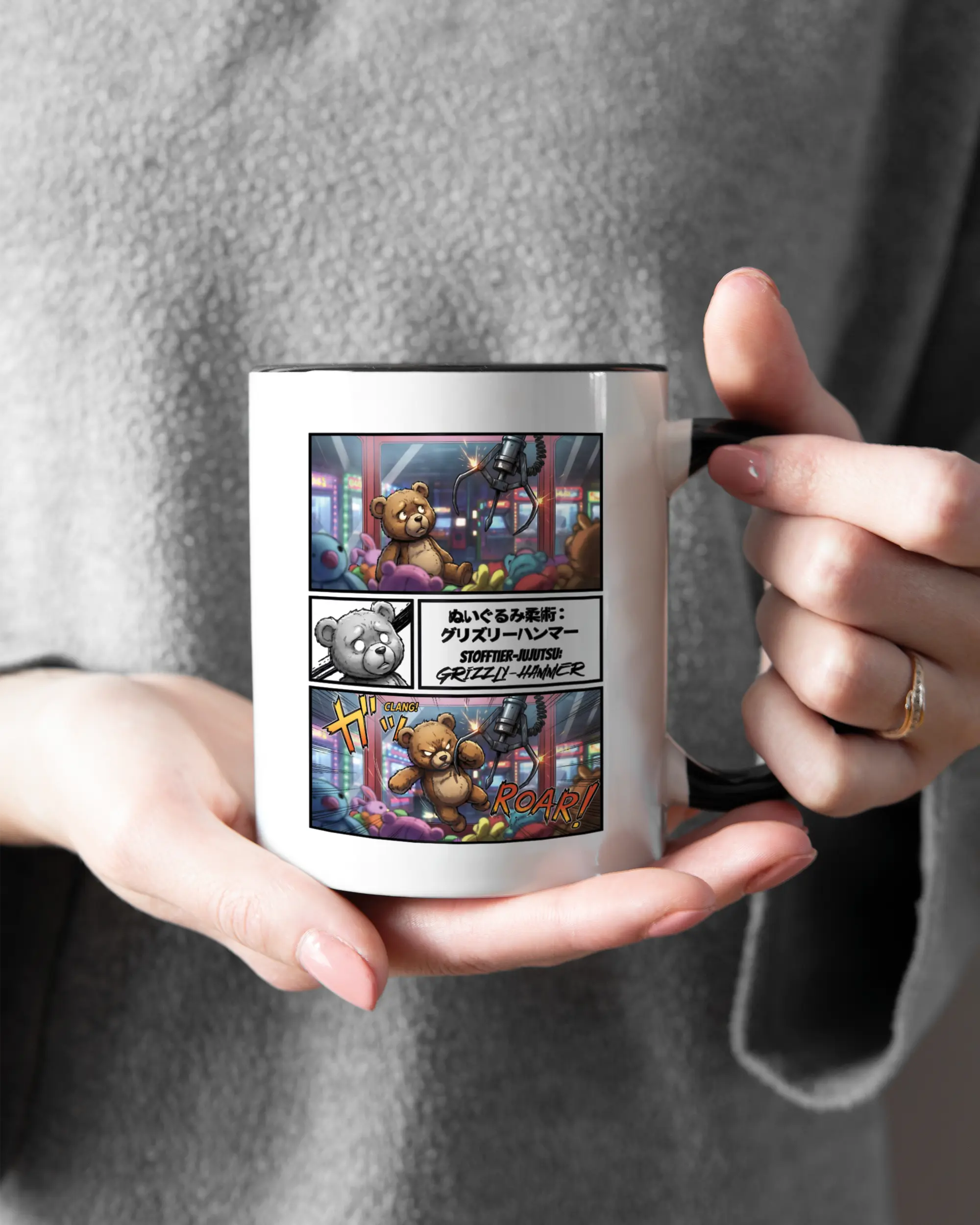 Rechte Seite der beidseitig bedruckten Keramiktasse von Maondo mit dem Design Manga Stoff in der Farbe Duotone gehalten von Frauenhänden