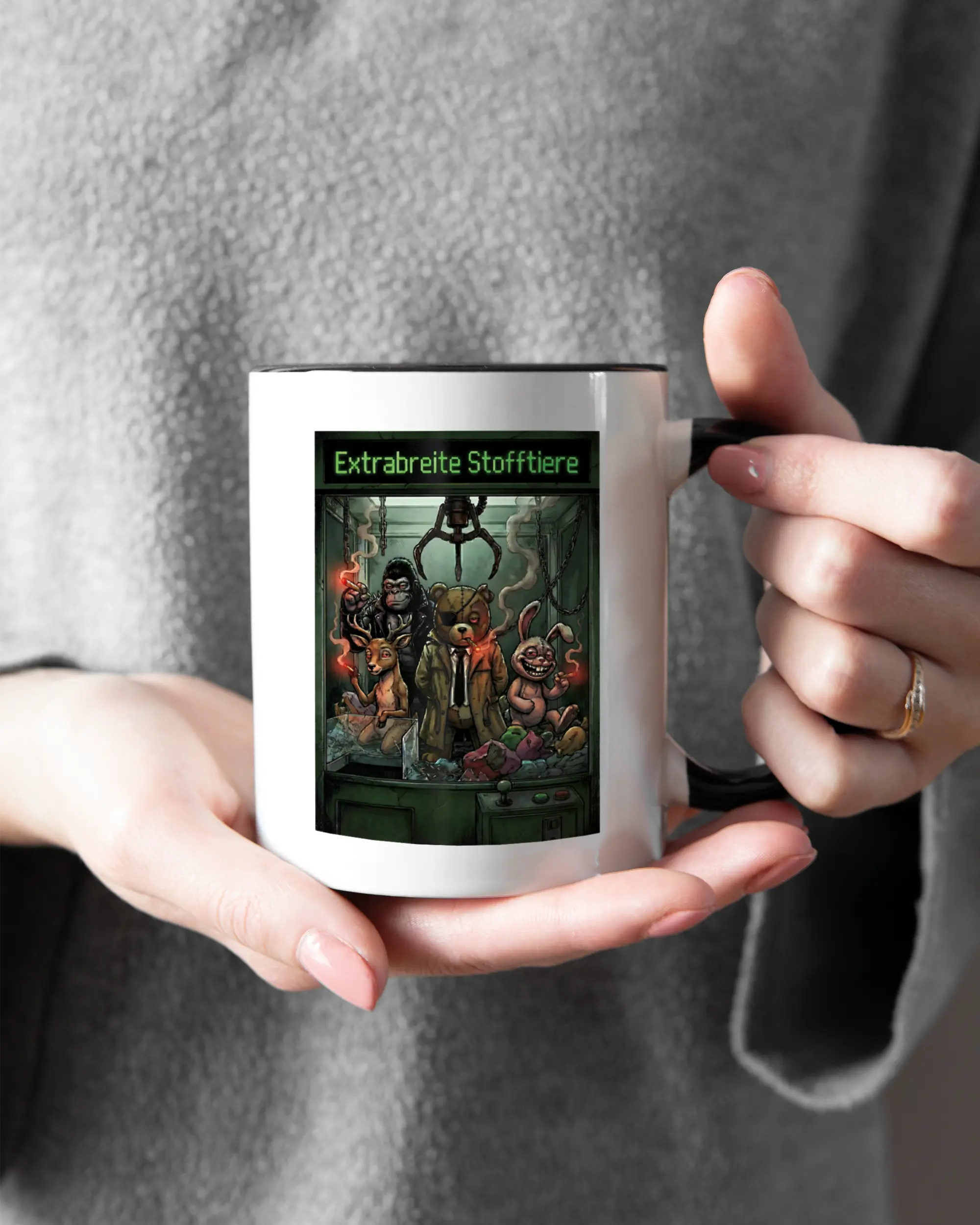 Rechte Seite der beidseitig bedruckten Keramiktasse von Maondo mit dem Design Extrabreit in der Farbe Duotone gehalten von Frauenhänden