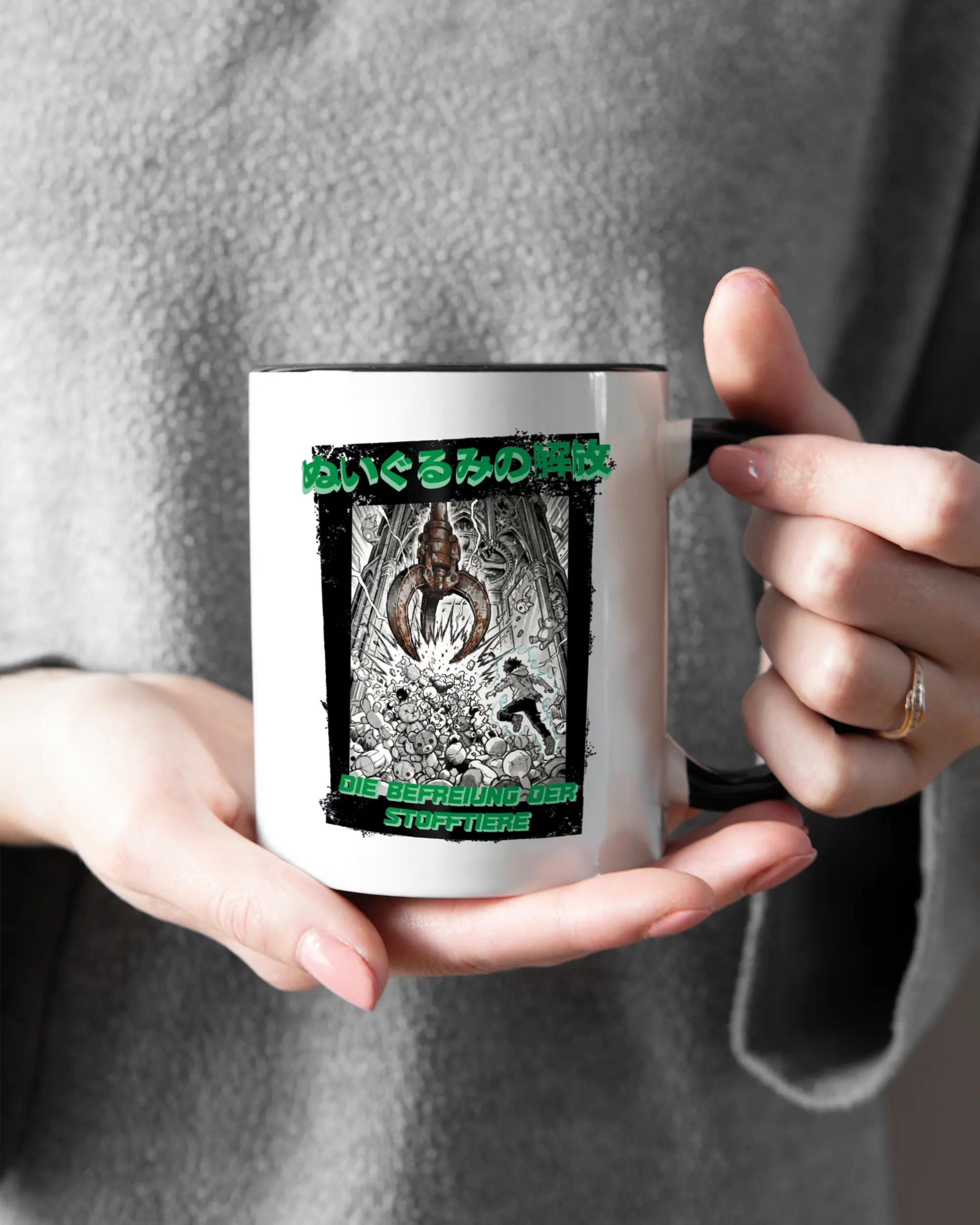 Rechte Seite der beidseitig bedruckten Keramiktasse von Maondo mit dem Design Save 1 Stofftier in der Farbe Duotone gehalten von Frauenhänden