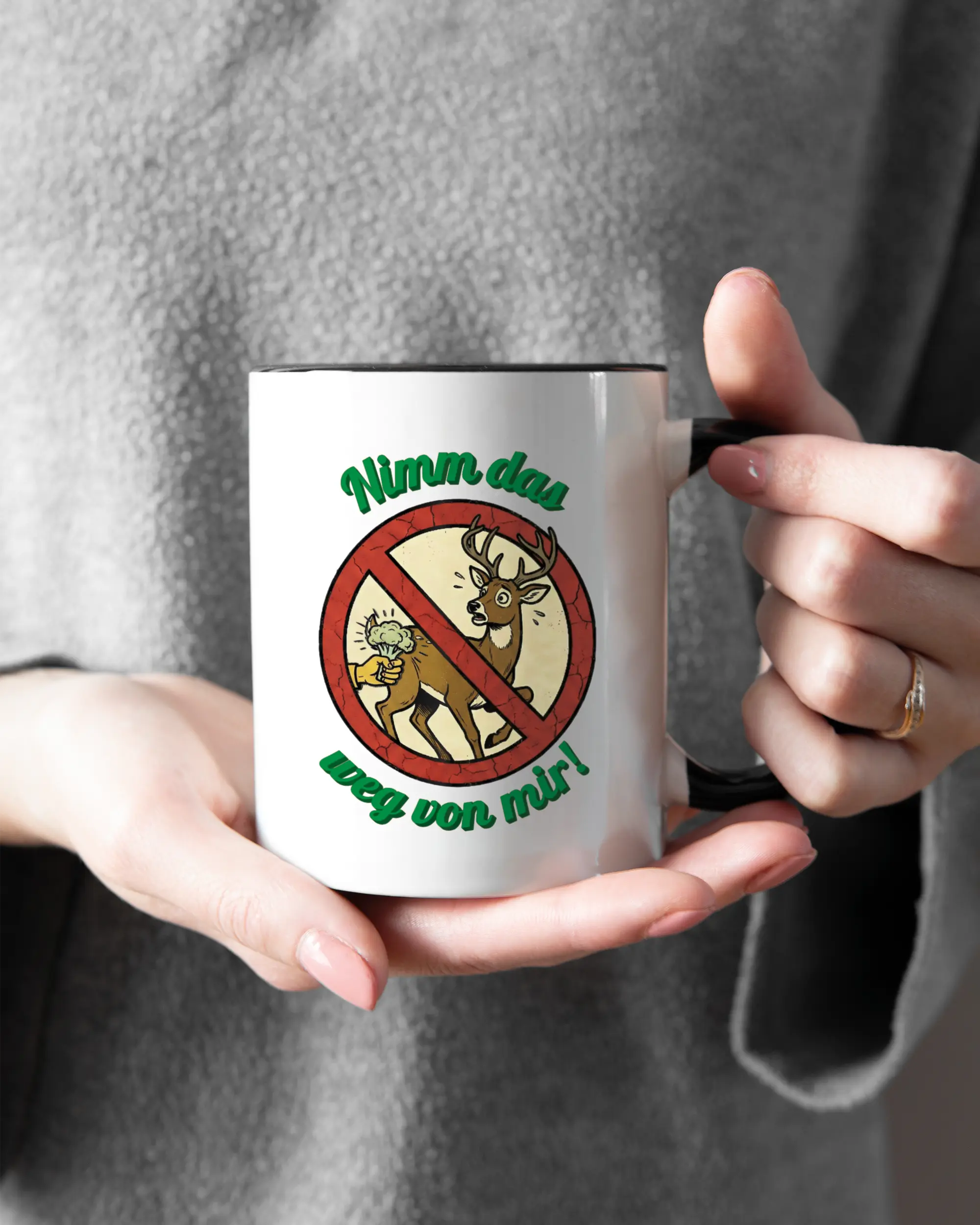 Rechte Seite der beidseitig bedruckten Keramiktasse von Maondo mit dem Design Reh weg in der Farbe Duotone gehalten von Frauenhänden