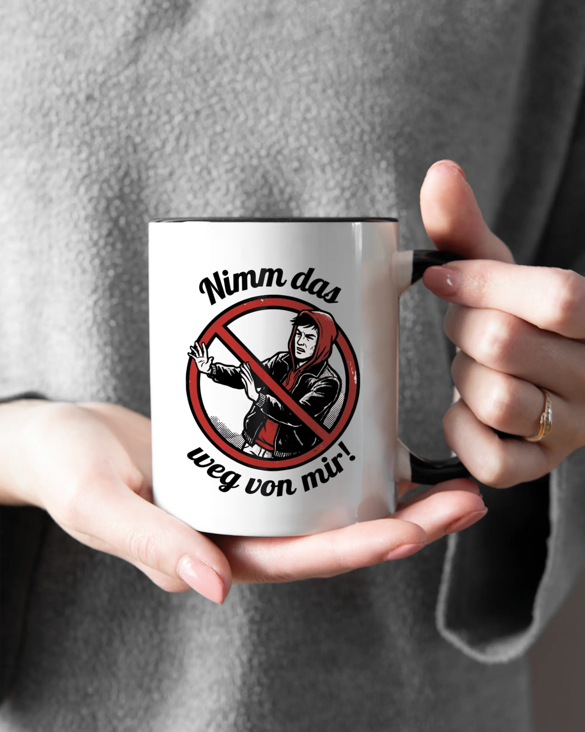 Rechte Seite der beidseitig bedruckten Keramiktasse von Maondo mit dem Design Nimm das weg in der Farbe Duotone gehalten von Frauenhänden