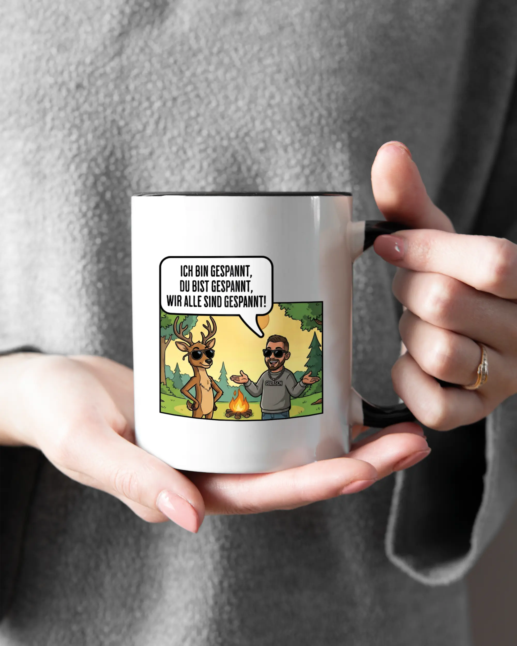 Rechte Seite der beidseitig bedruckten Keramiktasse von Maondo mit dem Design Vollspannung in der Farbe Duotone gehalten von Frauenhänden