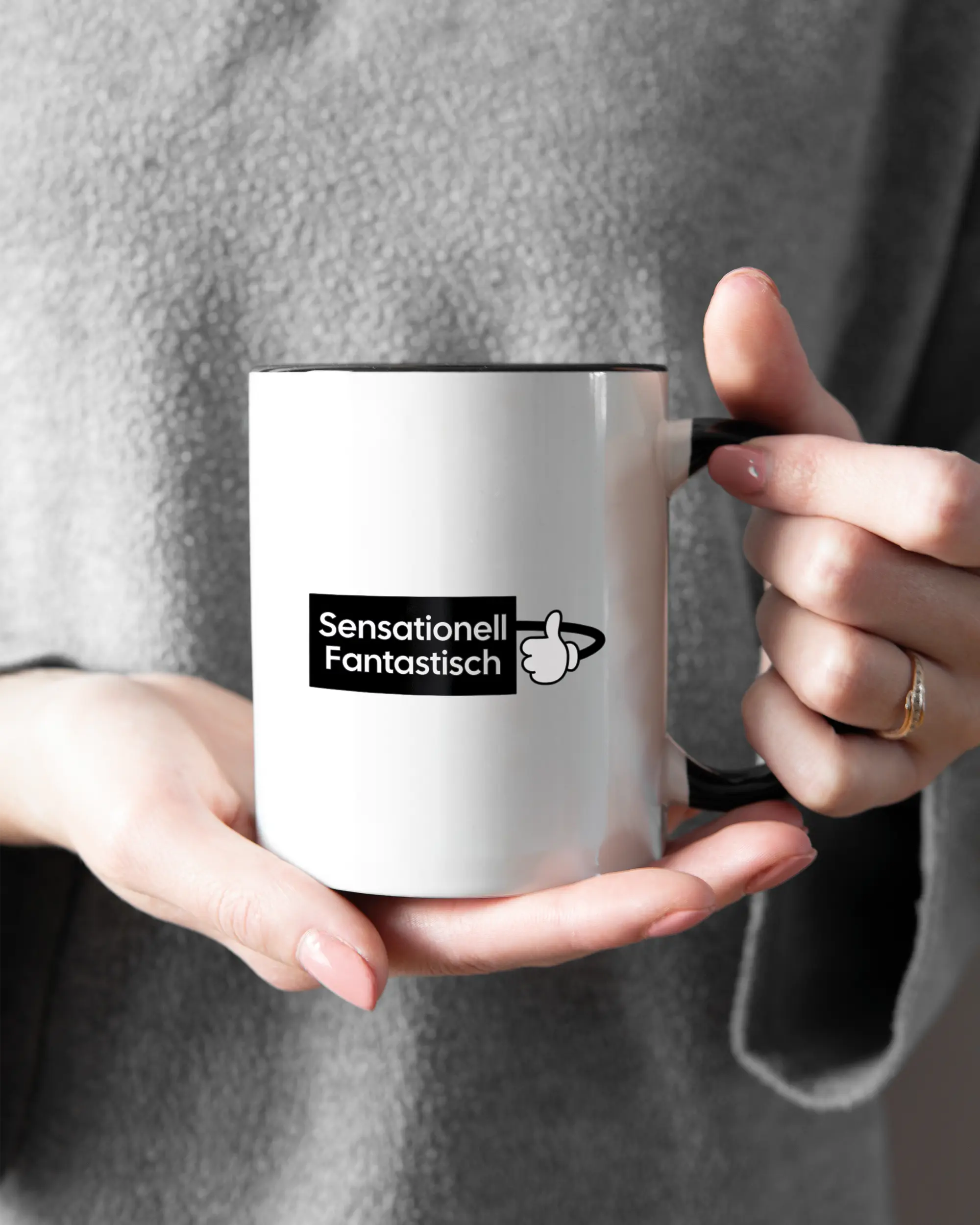 Rechte Seite der beidseitig bedruckten Keramiktasse von Maondo mit dem Design Fantastisch in der Farbe Duotone gehalten von Frauenhänden