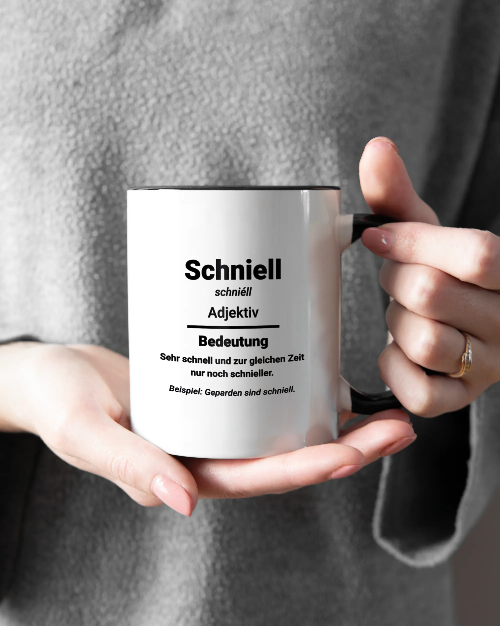 Rechte Seite der beidseitig bedruckten Keramiktasse von Maondo mit dem Design Schniell in der Farbe Duotone gehalten von Frauenhänden