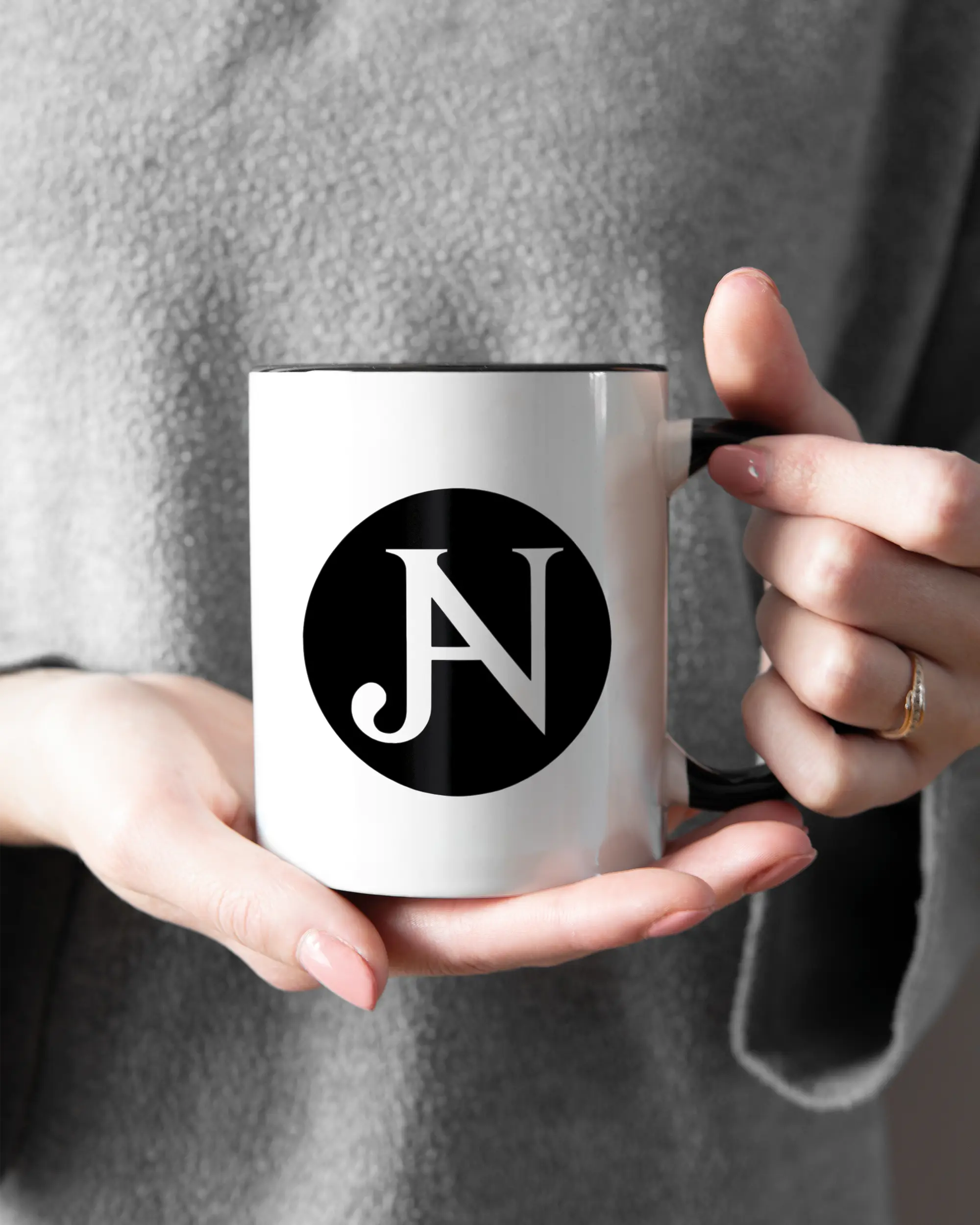 Rechte Seite der beidseitig bedruckten Keramiktasse von Maondo mit dem Design JB1 in der Farbe Duotone gehalten von Frauenhänden