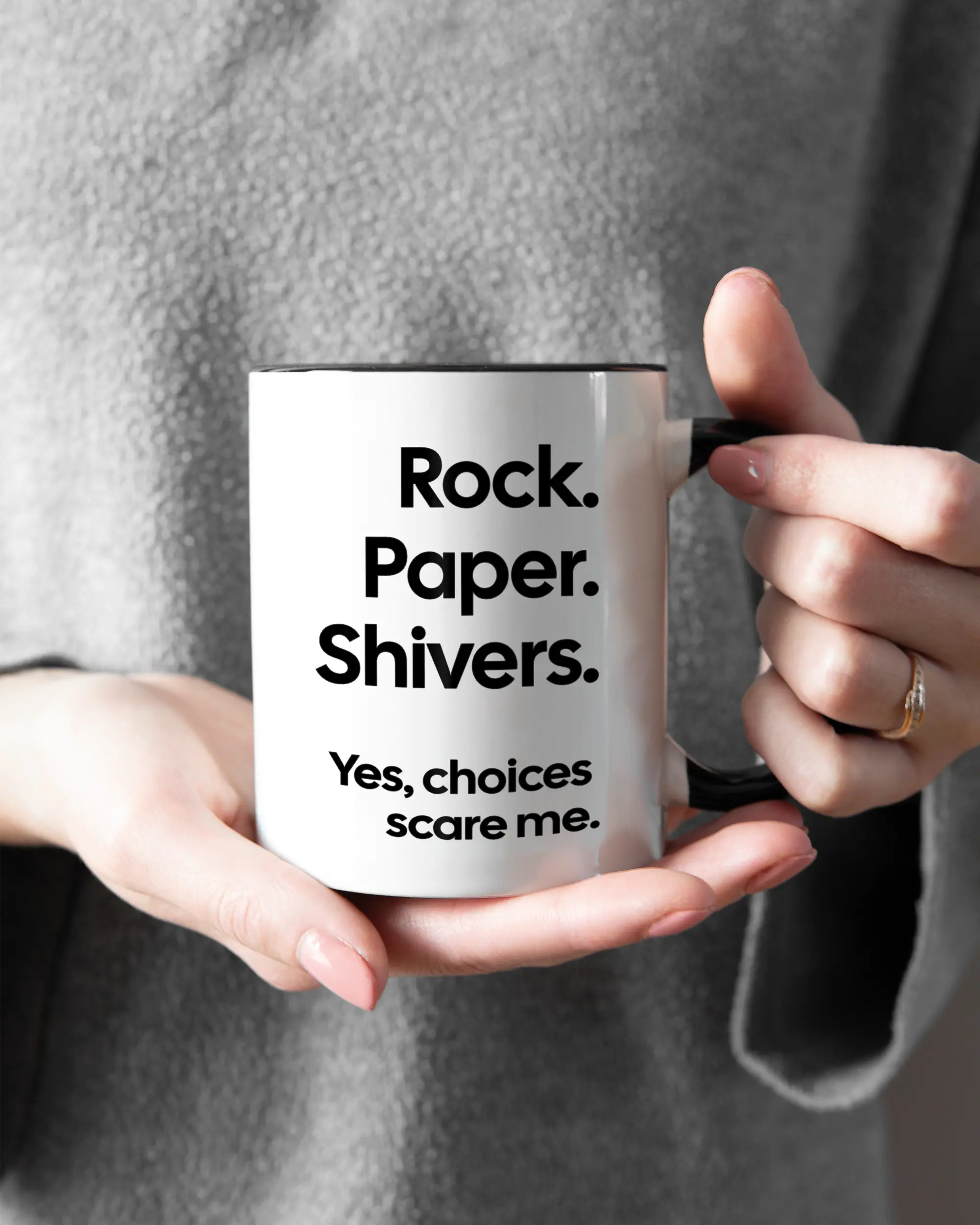 Rechte Seite der beidseitig bedruckten Keramiktasse von Maondo mit dem Design Rock Paper Shivers in der Farbe Duotone gehalten von Frauenhänden