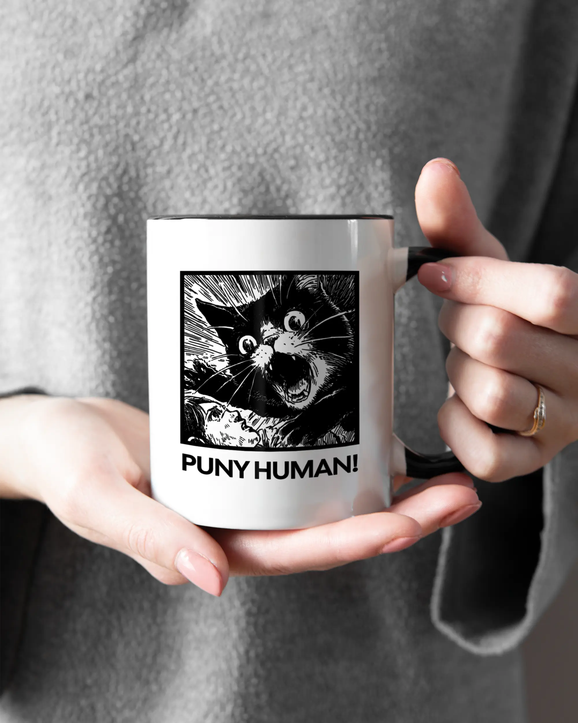 Rechte Seite der beidseitig bedruckten Keramiktasse von Maondo mit dem Design Puny Human in der Farbe Duotone gehalten von Frauenhänden