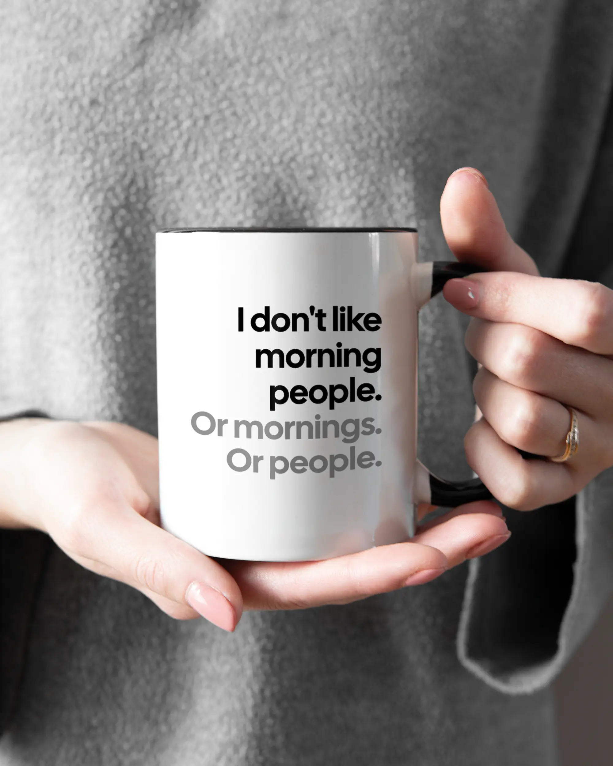 Rechte Seite der beidseitig bedruckten Keramiktasse von Maondo mit dem Design Morning Person in der Farbe Duotone gehalten von Frauenhänden