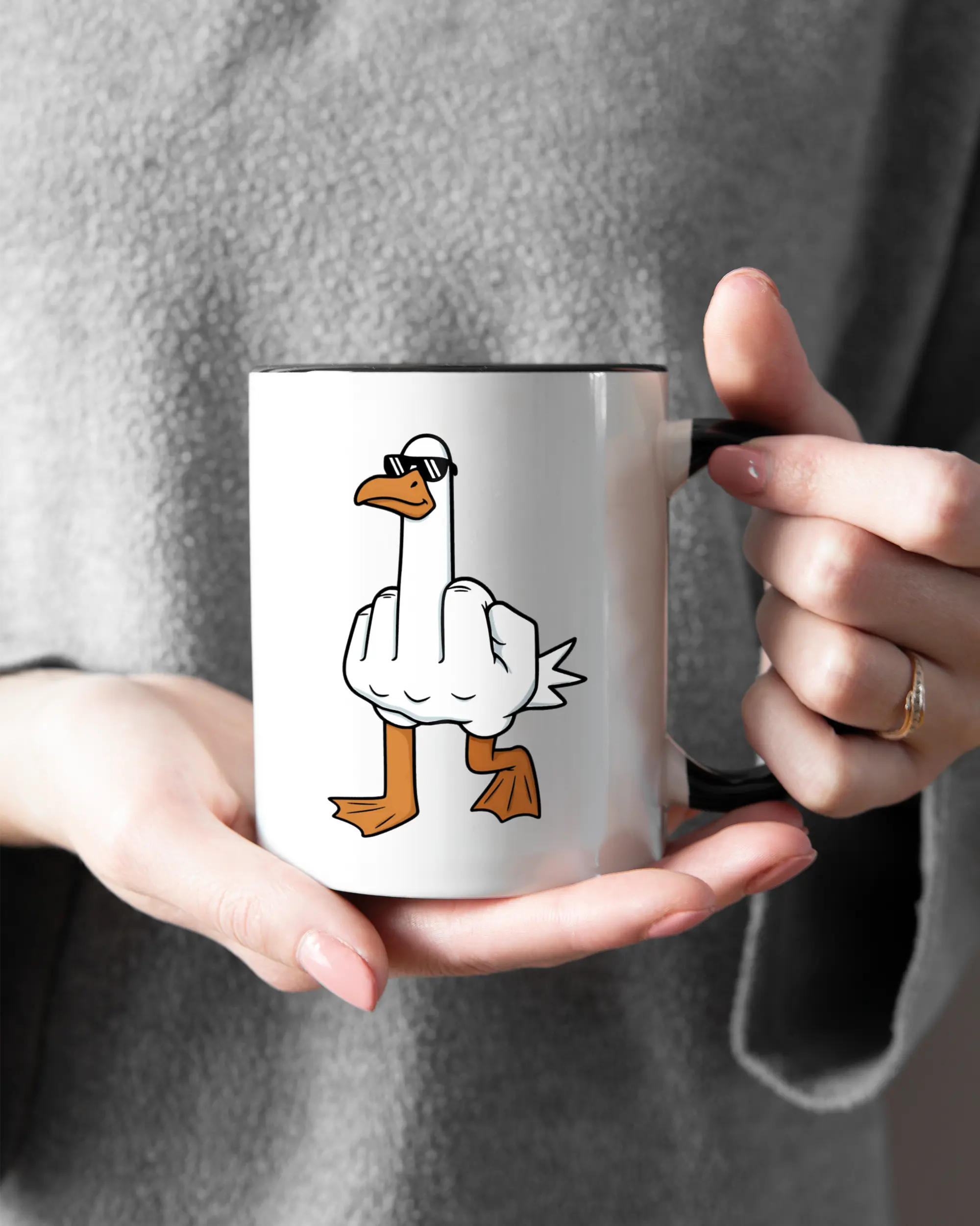 Rechte Seite der beidseitig bedruckten Keramiktasse von Maondo mit dem Design I give a duck in der Farbe Duotone gehalten von Frauenhänden
