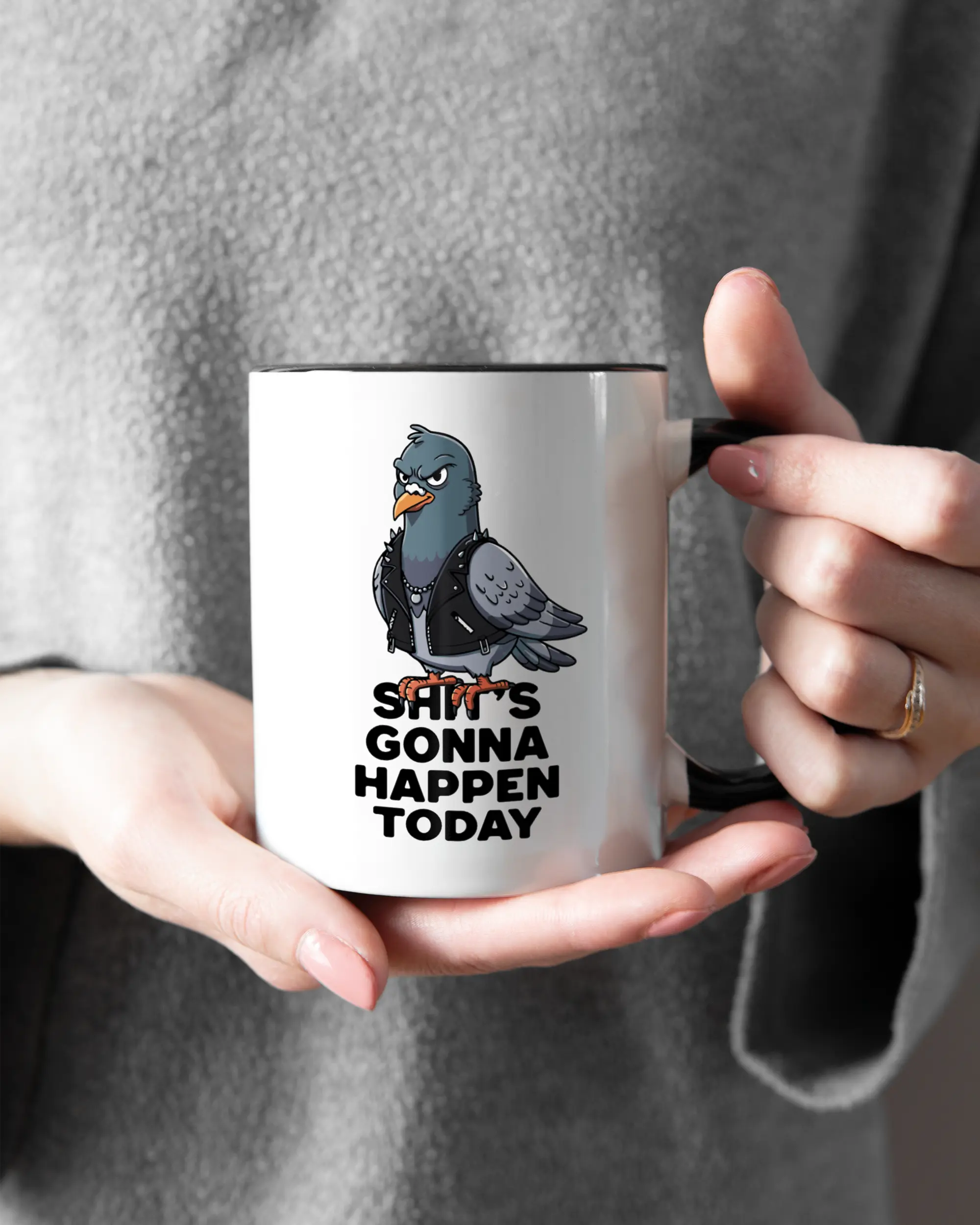 Rechte Seite der beidseitig bedruckten Keramiktasse von Maondo mit dem Design Pigeon Pun in der Farbe Duotone gehalten von Frauenhänden