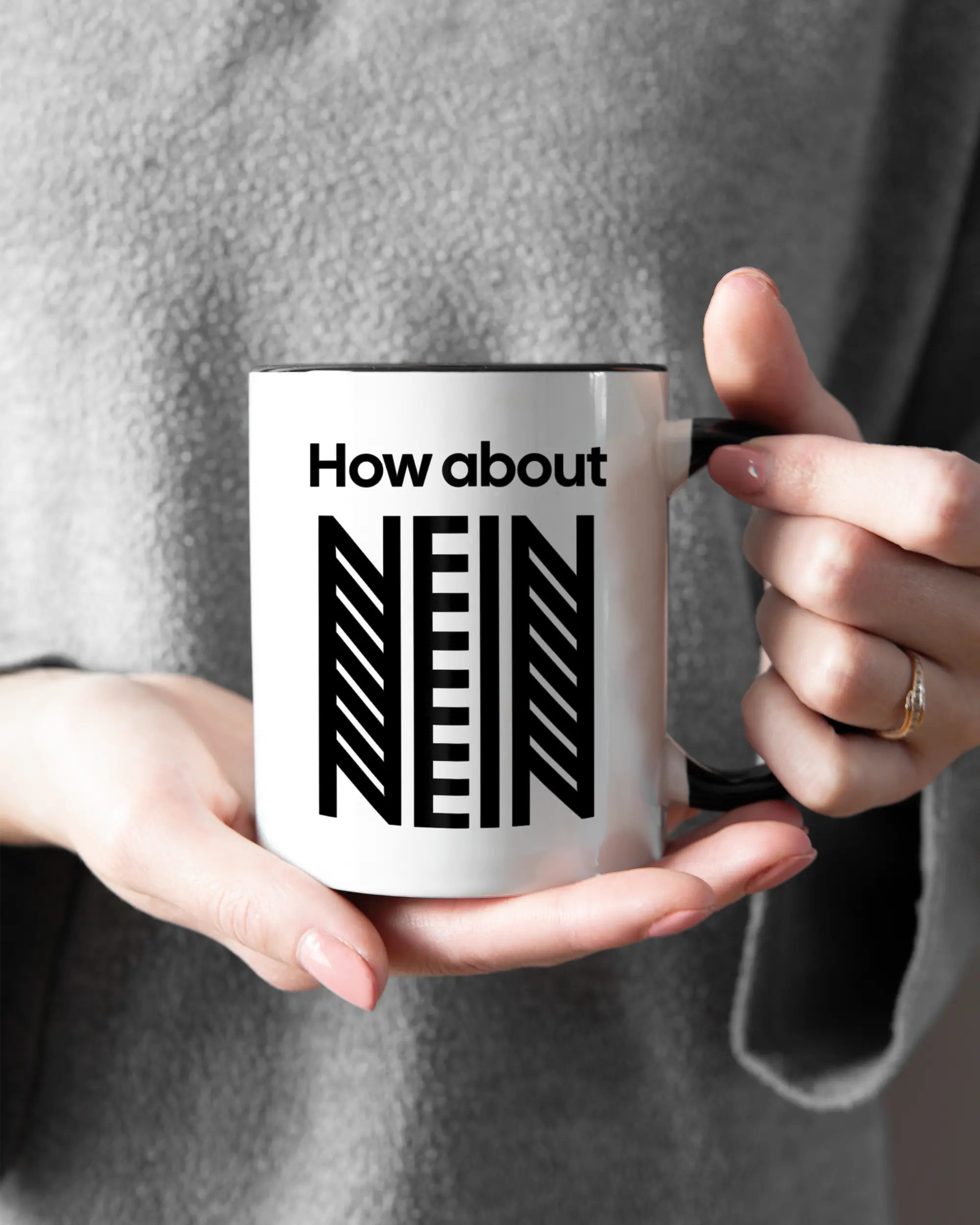 Rechte Seite der beidseitig bedruckten Keramiktasse von Maondo mit dem Design How about nein in der Farbe Duotone gehalten von Frauenhänden