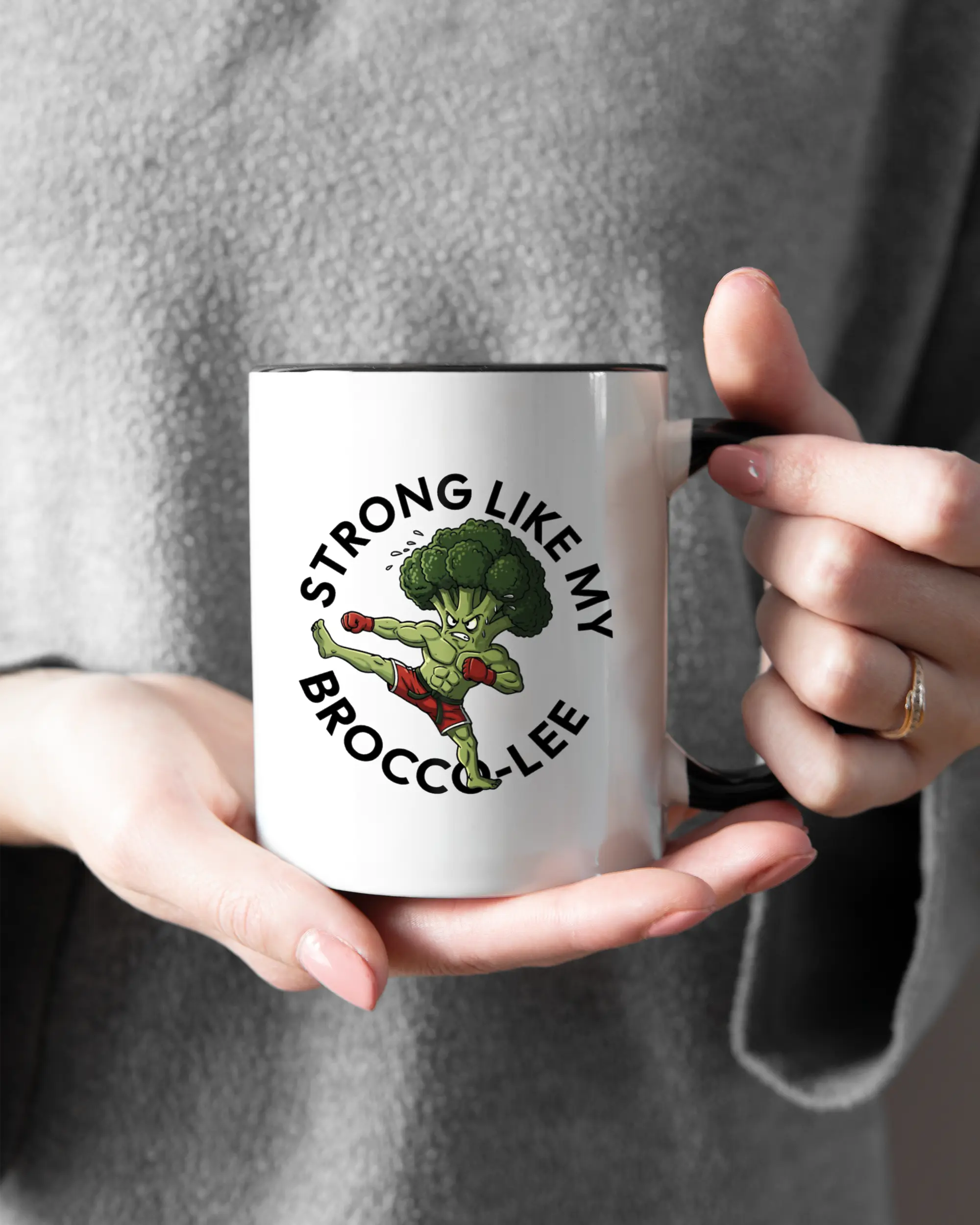 Rechte Seite der beidseitig bedruckten Keramiktasse von Maondo mit dem Design Brocco-Lee in der Farbe Duotone gehalten von Frauenhänden