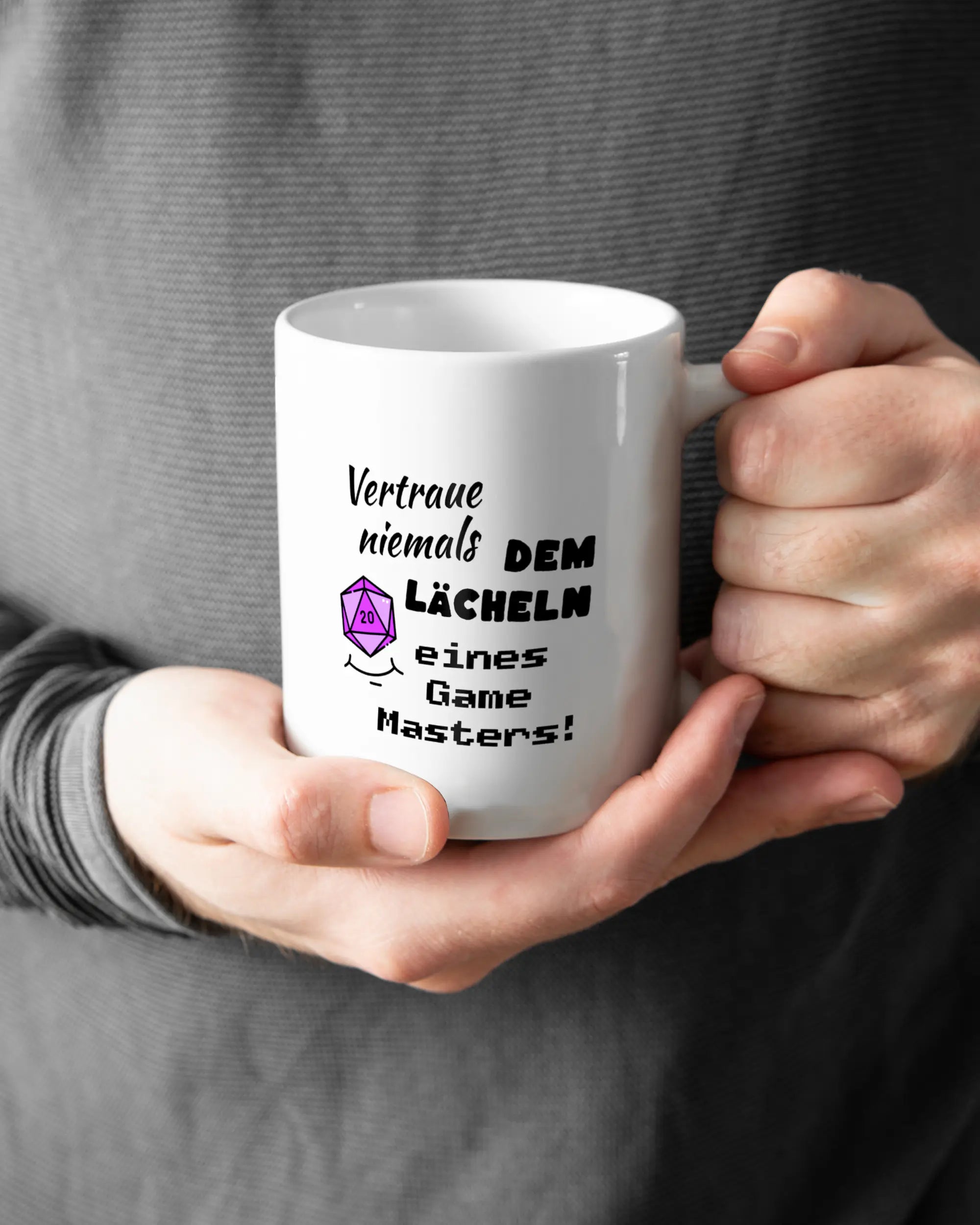 Closeup Modelshot Mann der beidseitig bedruckten Keramik Tasse von Maondo mit dem Design Game Master in der Farbe Weiß