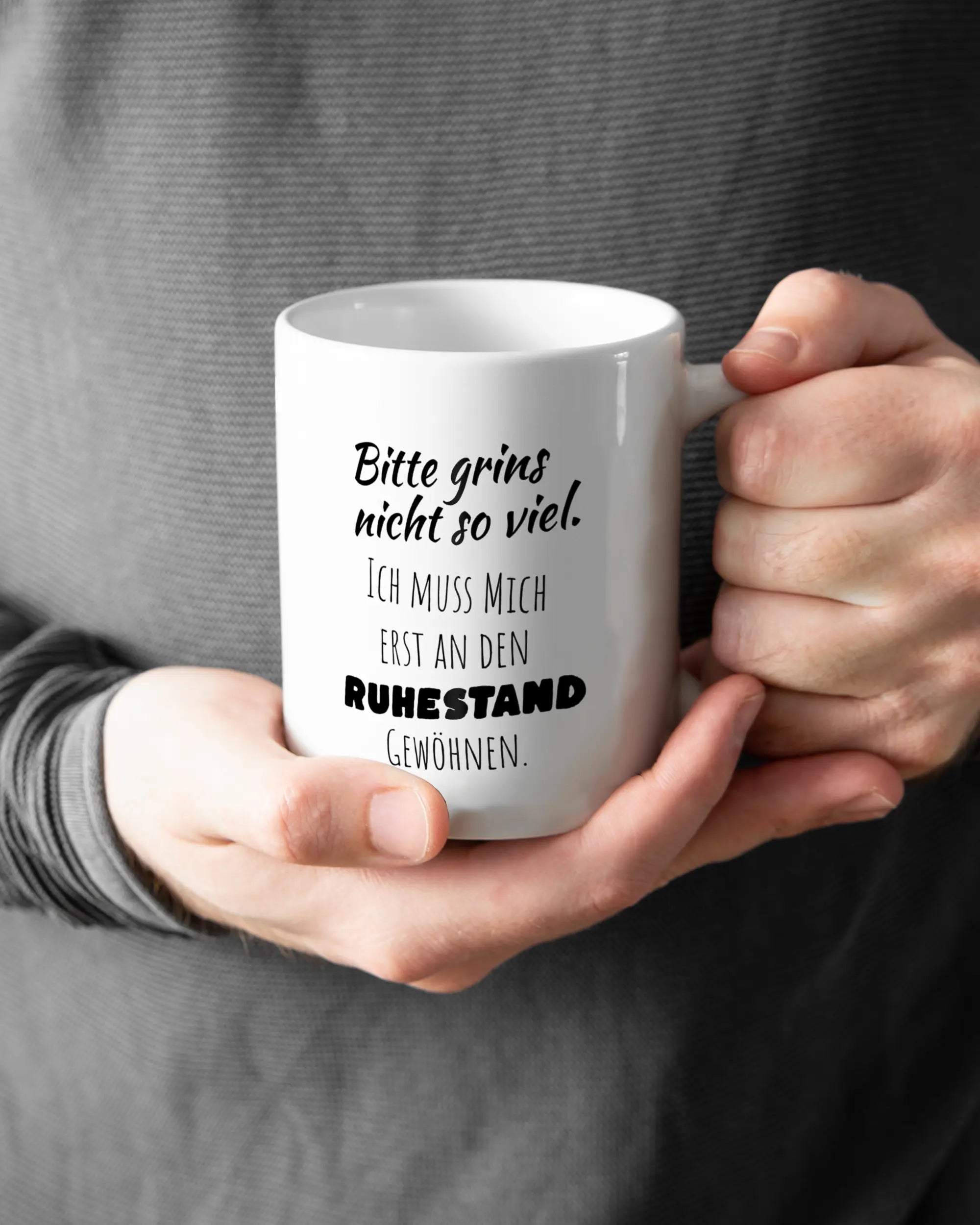 Closeup Modelshot Mann der beidseitig bedruckten Keramik Tasse von Maondo mit dem Design Ruhestandslos in der Farbe Weiß