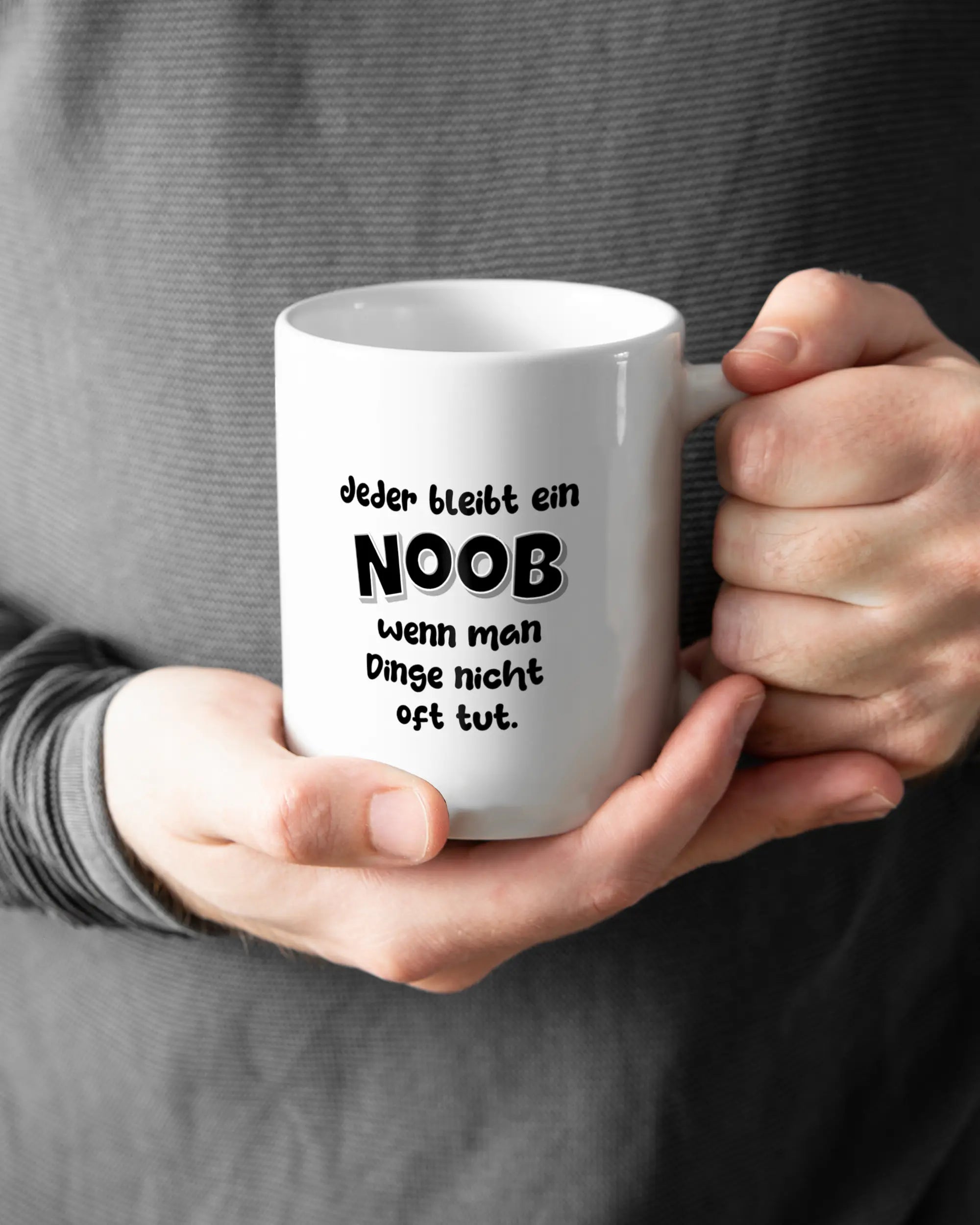 Closeup Modelshot Mann der beidseitig bedruckten Keramik Tasse von Maondo mit dem Design Noob Upgrade in der Farbe Weiß