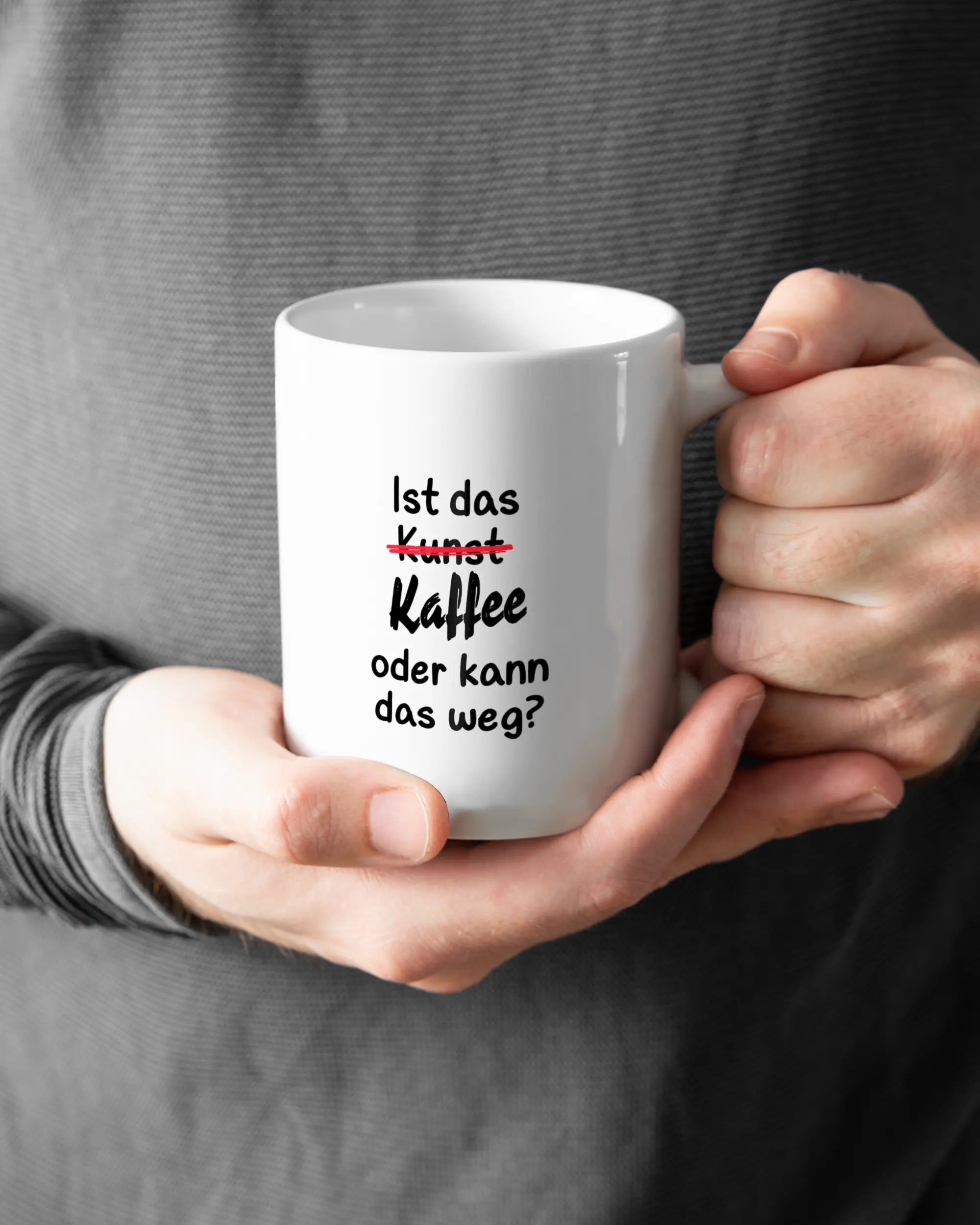 Closeup Modelshot Mann der beidseitig bedruckten Keramik Tasse von Maondo mit dem Design Kaffeekunst in der Farbe Weiß