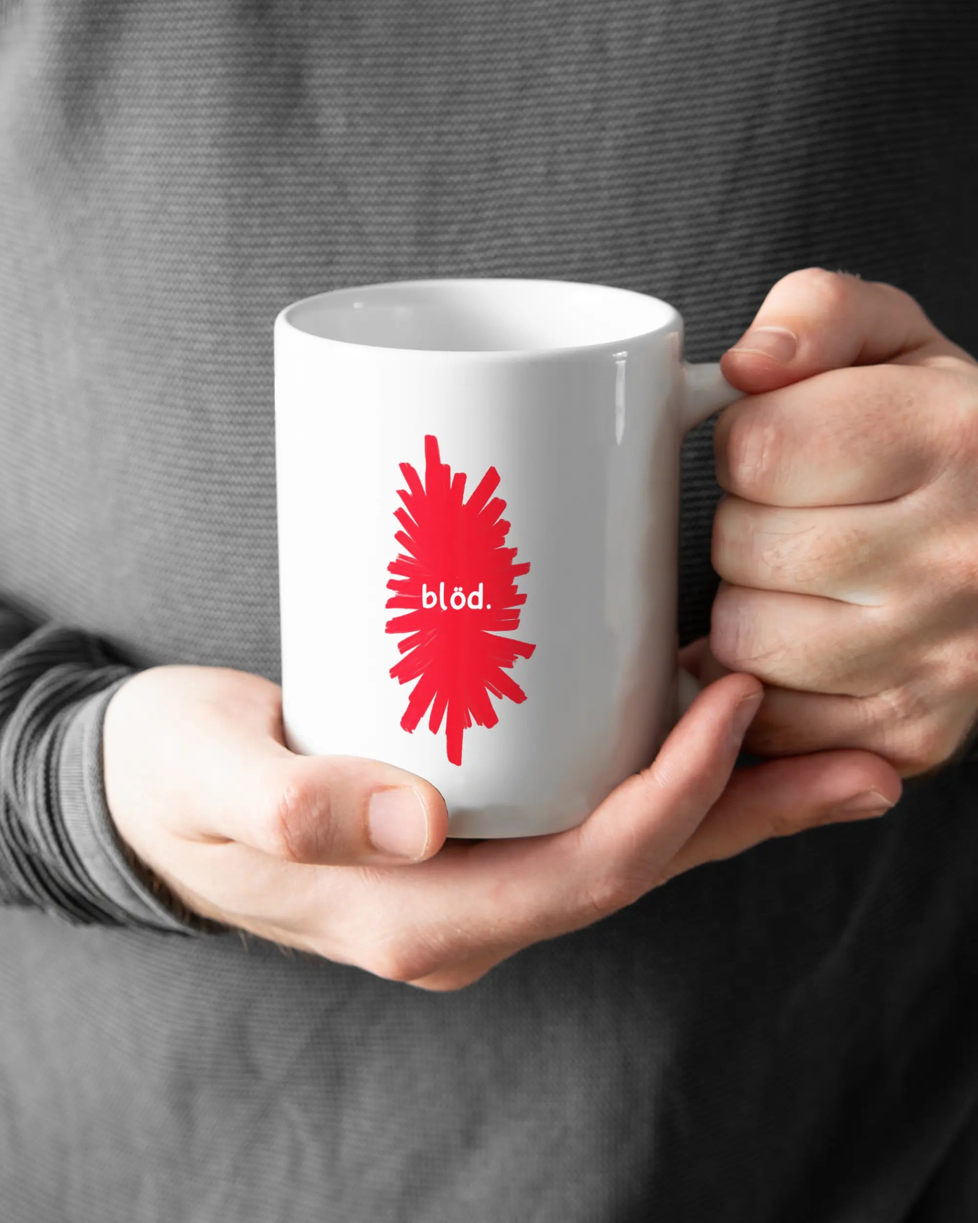 Closeup Modelshot Mann der beidseitig bedruckten Keramik Tasse von Maondo mit dem Design Blöd in der Farbe Weiß