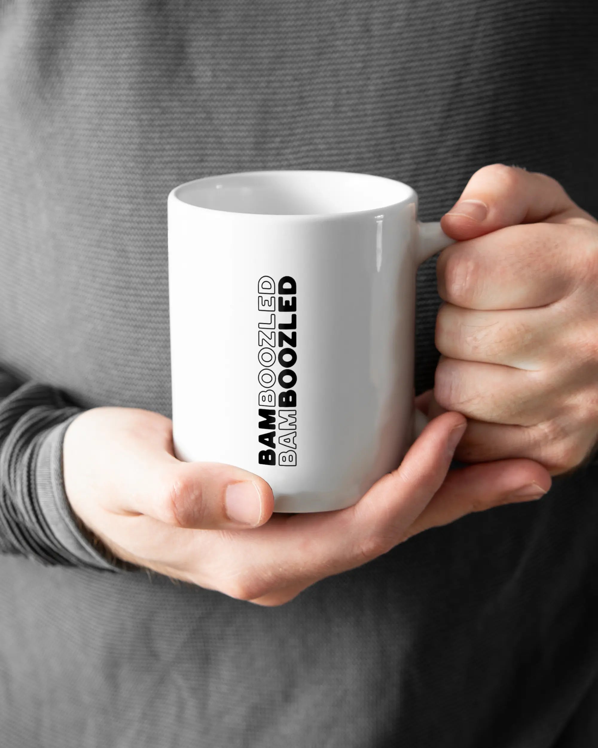 Closeup Modelshot Mann der beidseitig bedruckten Keramik Tasse von Maondo mit dem Design Double Bamboozled in der Farbe Weiß