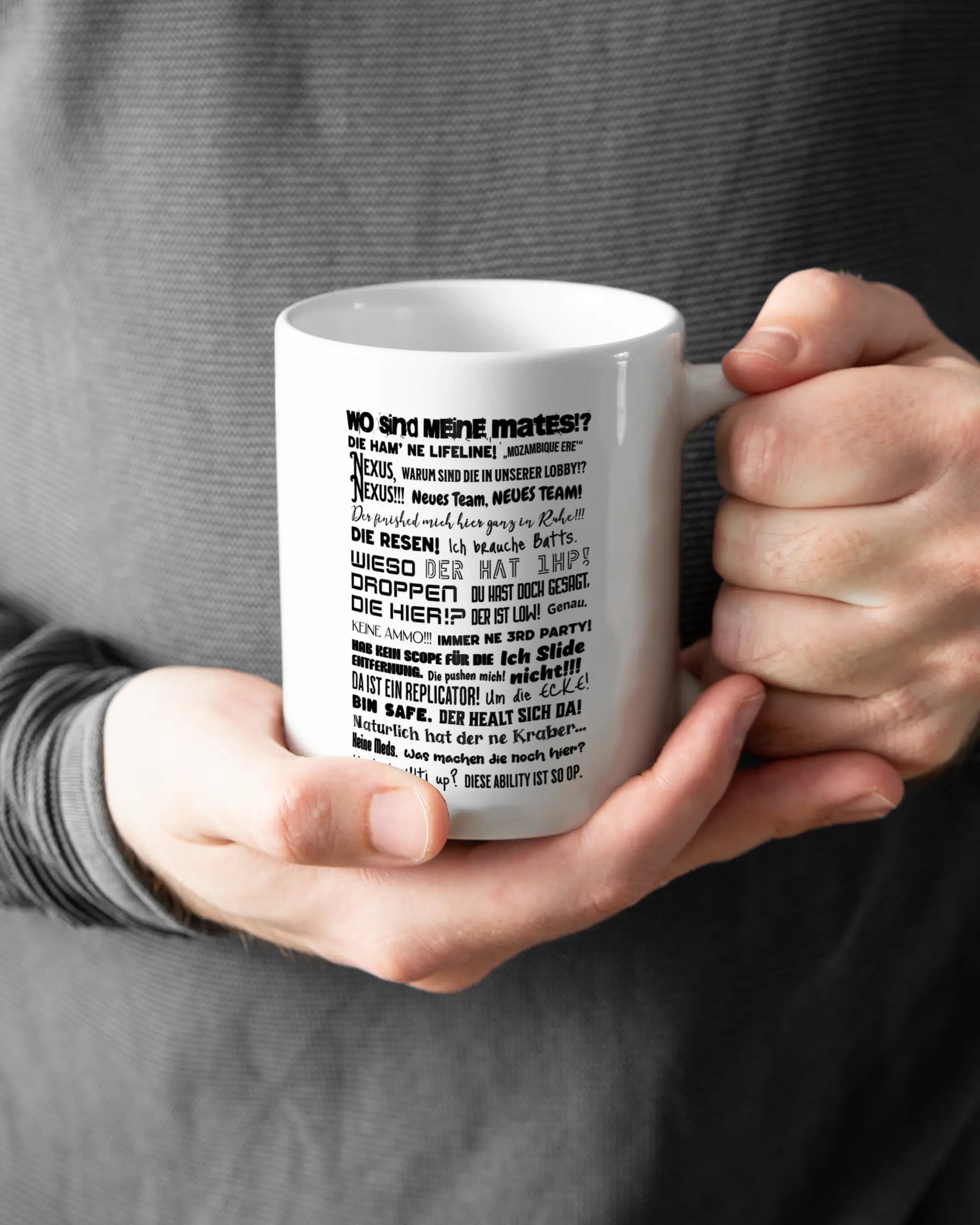 Closeup Modelshot Mann der beidseitig bedruckten Keramik Tasse von Maondo mit dem Design Apex Storytime in der Farbe Weiß