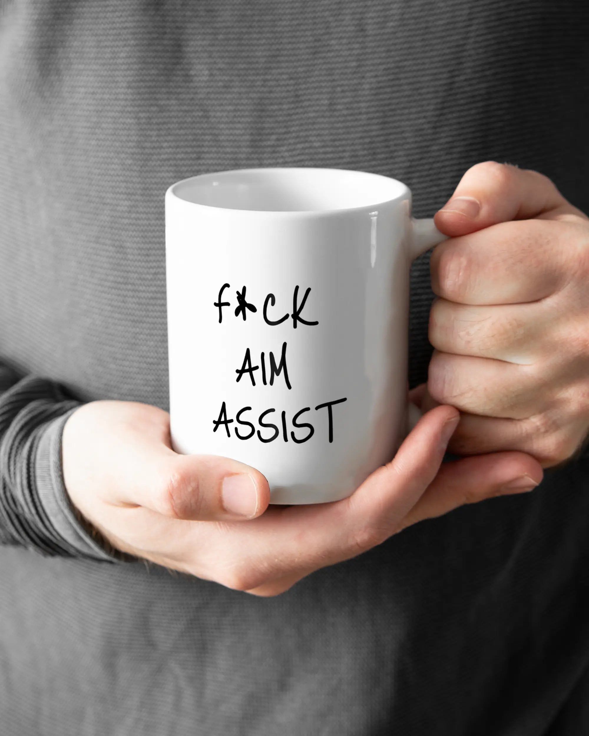 Closeup Modelshot Mann der beidseitig bedruckten Keramik Tasse von Maondo mit dem Design F Aim Assist in der Farbe Weiß