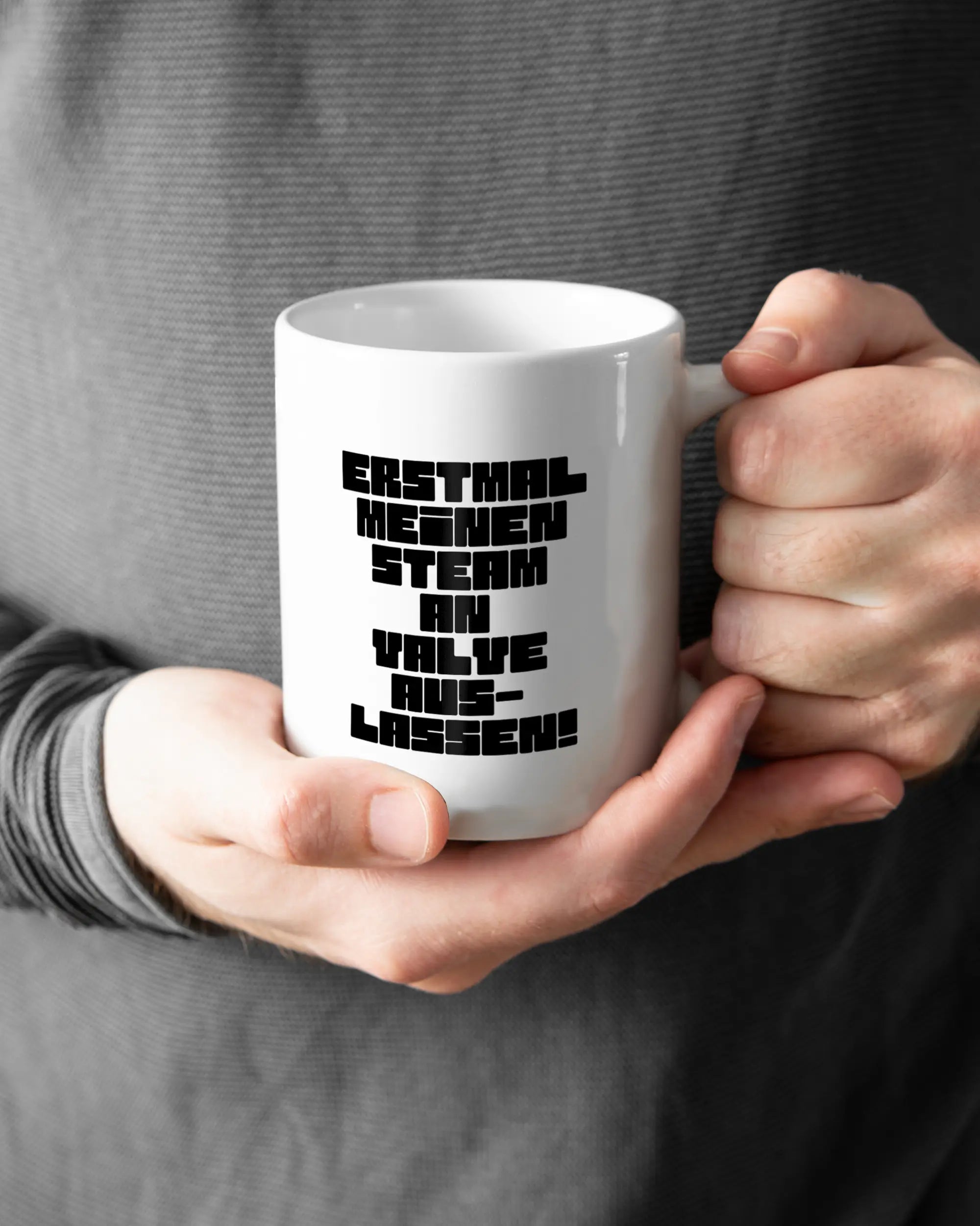 Closeup Modelshot Mann der beidseitig bedruckten Keramik Tasse von Maondo mit dem Design Lass es raus in der Farbe Weiß