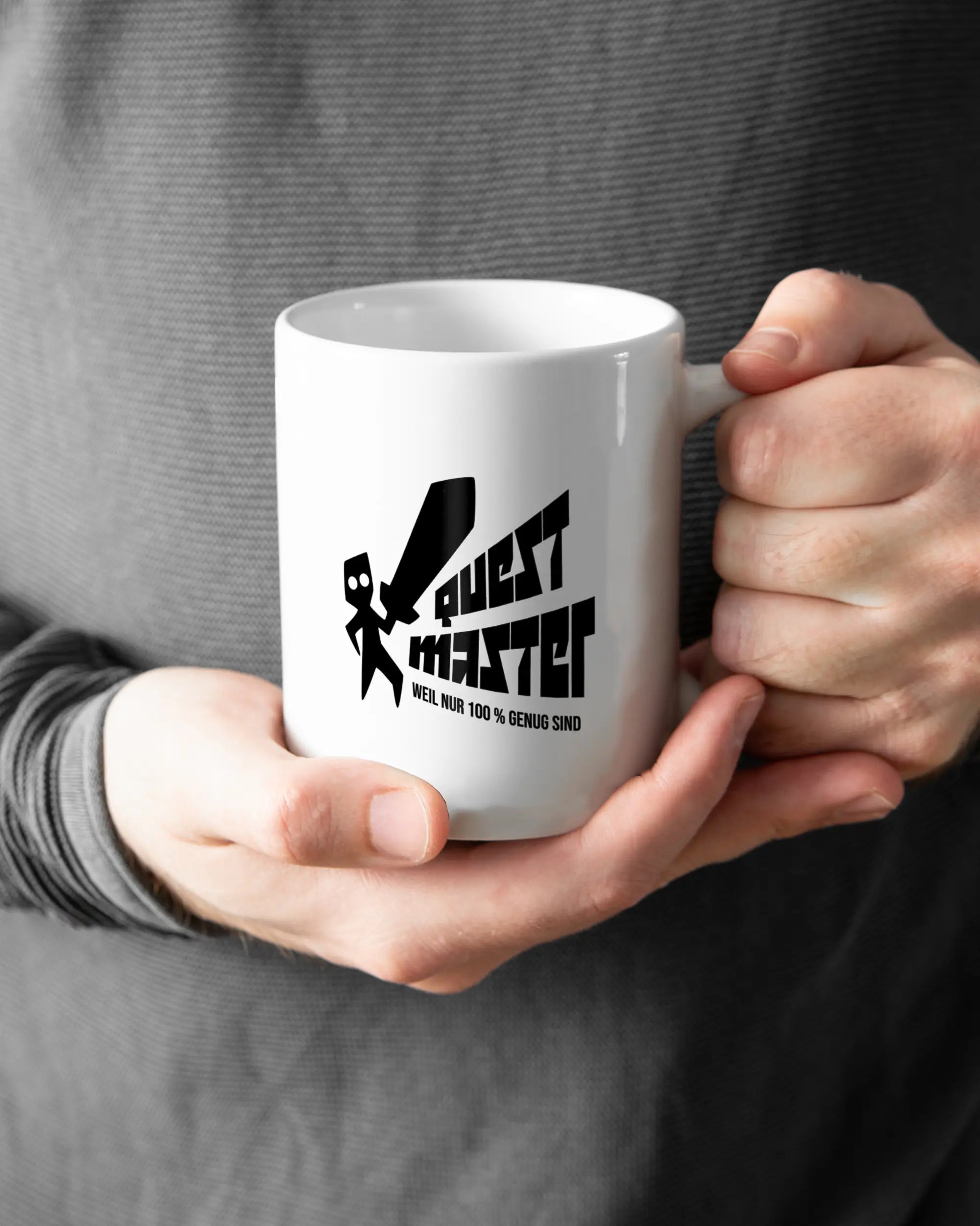 Closeup Modelshot Mann der beidseitig bedruckten Keramik Tasse von Maondo mit dem Design Quest Master in der Farbe Weiß