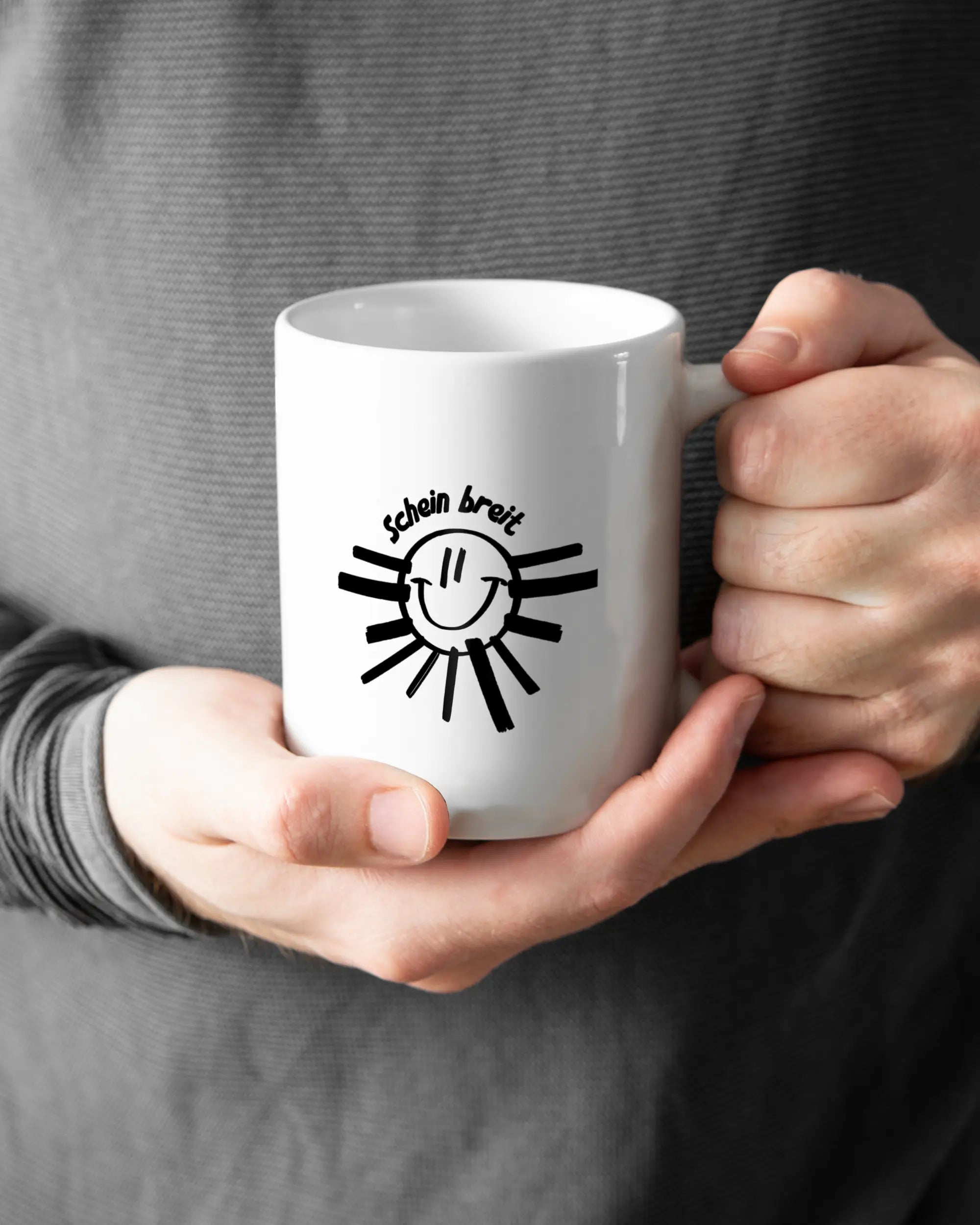 Closeup Modelshot Mann der beidseitig bedruckten Keramik Tasse von Maondo mit dem Design Schein Breit in der Farbe Weiß