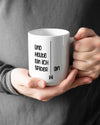 Closeup Modelshot Mann der beidseitig bedruckten Keramik Tasse von Maondo mit dem Design Abhängen in der Farbe Weiß