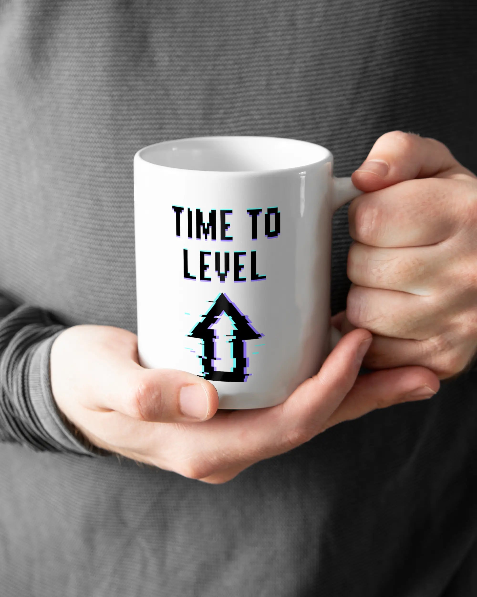 Closeup Modelshot Mann der beidseitig bedruckten Keramik Tasse von Maondo mit dem Design Koffein-Game in der Farbe Weiß