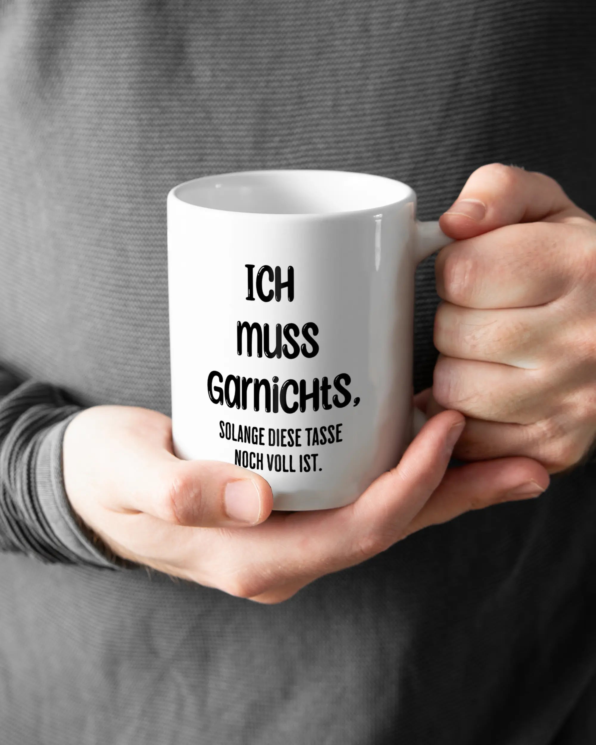 Closeup Modelshot Mann der beidseitig bedruckten Keramik Tasse von Maondo mit dem Design Verhandlungsspielraum in der Farbe Weiß