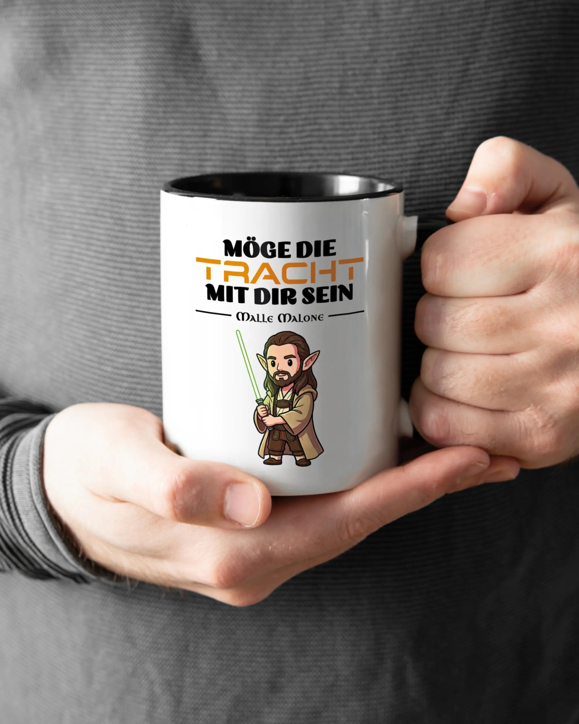 Rechte Seite der beidseitig bedruckten Keramiktasse von Maondo mit dem Design Tracht mit dir in der Farbe Duotone gehalten von Männerhänden
