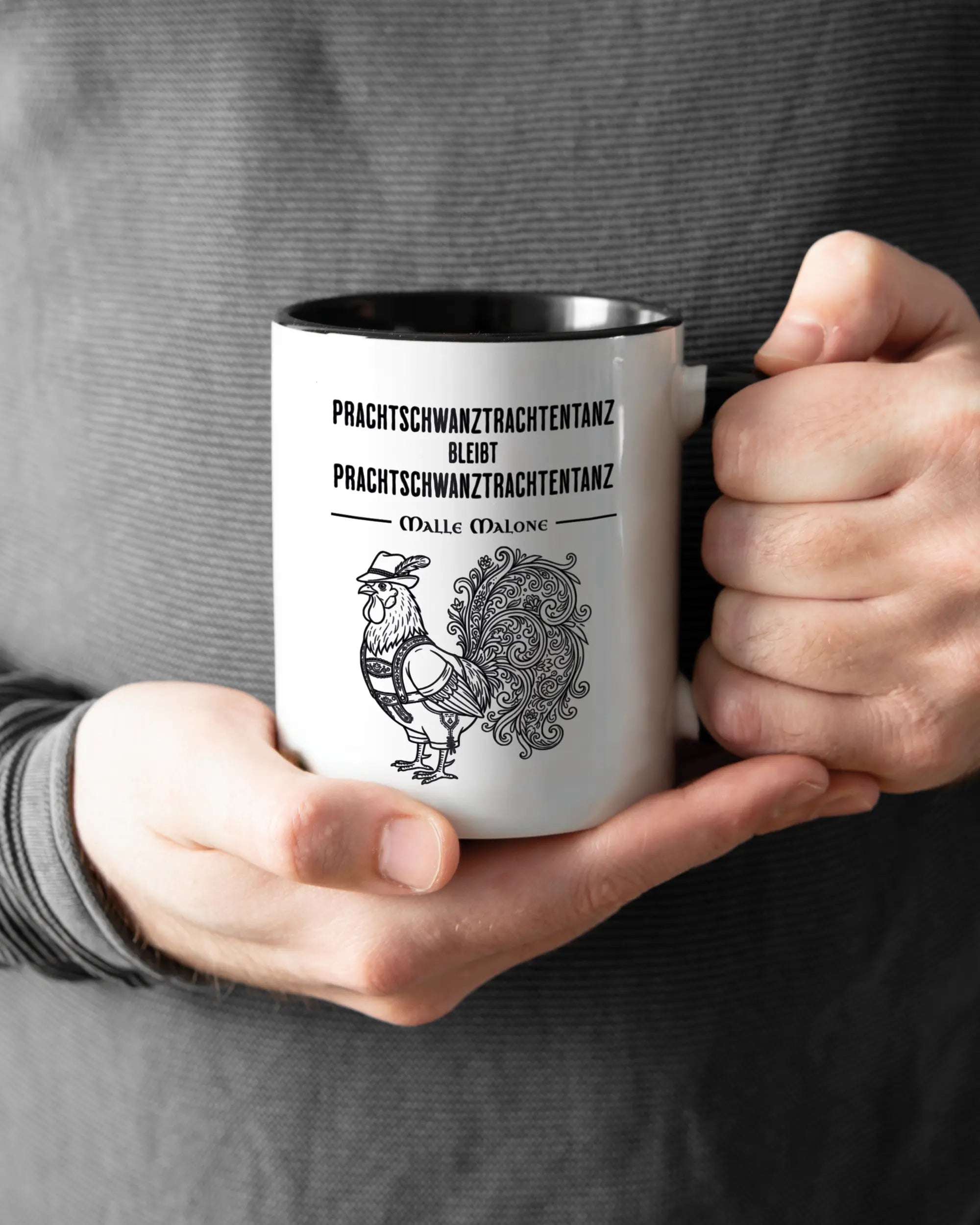 Rechte Seite der beidseitig bedruckten Keramiktasse von Maondo mit dem Design Trachtentanz in der Farbe Duotone gehalten von Männerhänden