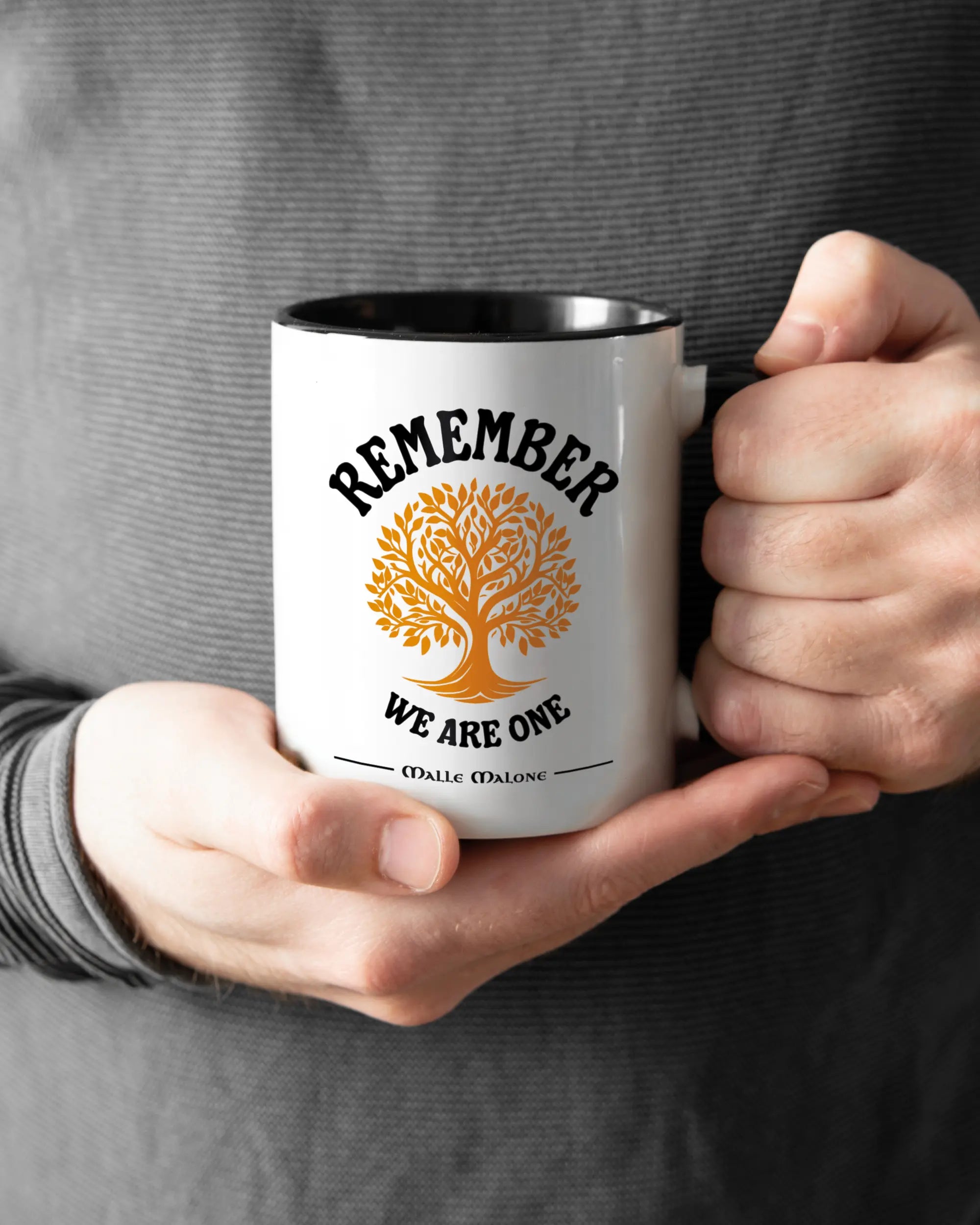 Rechte Seite der beidseitig bedruckten Keramiktasse von Maondo mit dem Design We are one in der Farbe Duotone gehalten von Männerhänden