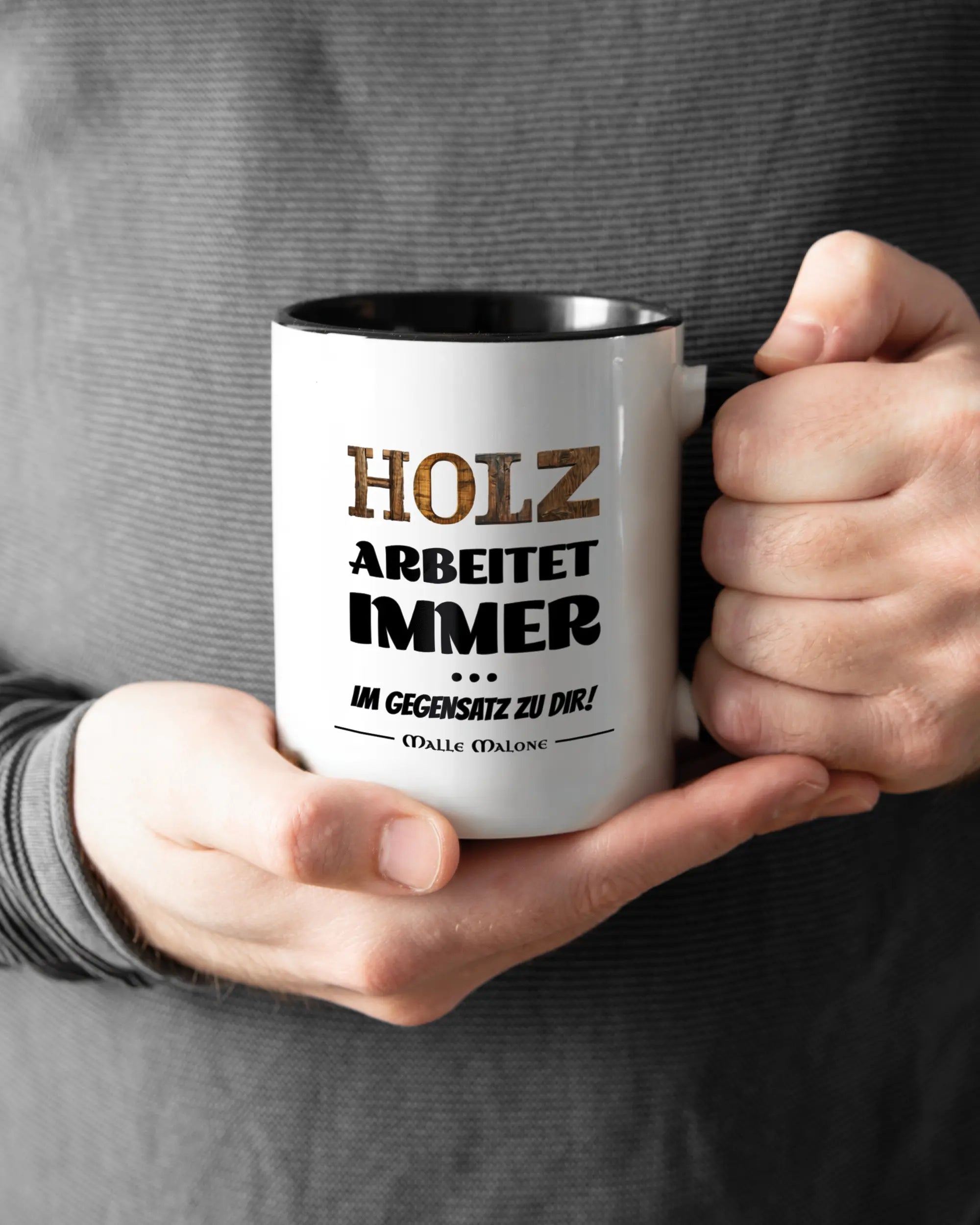 Rechte Seite der beidseitig bedruckten Keramiktasse von Maondo mit dem Design Holzarbeit in der Farbe Duotone gehalten von Männerhänden