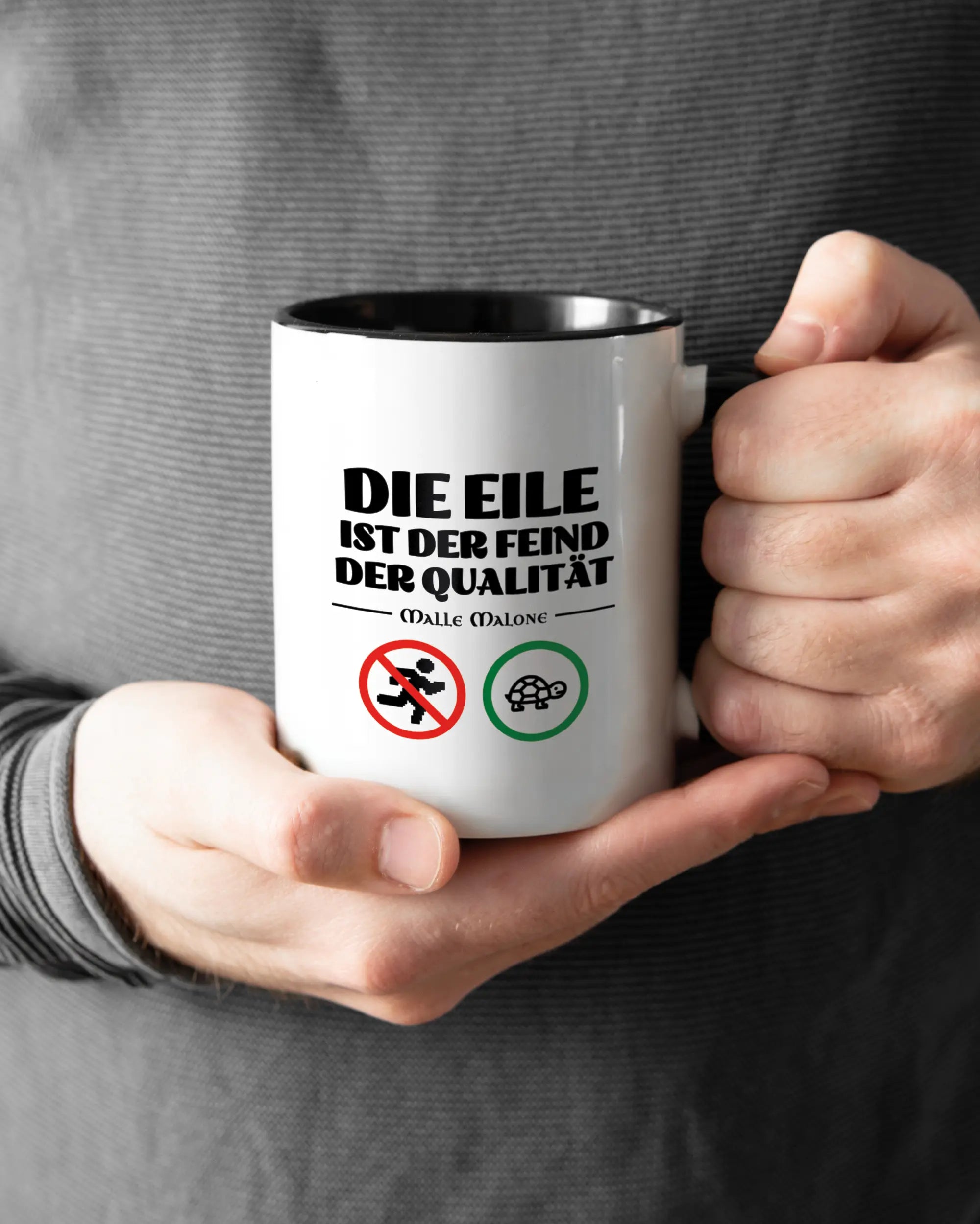 Rechte Seite der beidseitig bedruckten Keramiktasse von Maondo mit dem Design Keine Eile in der Farbe Duotone gehalten von Männerhänden