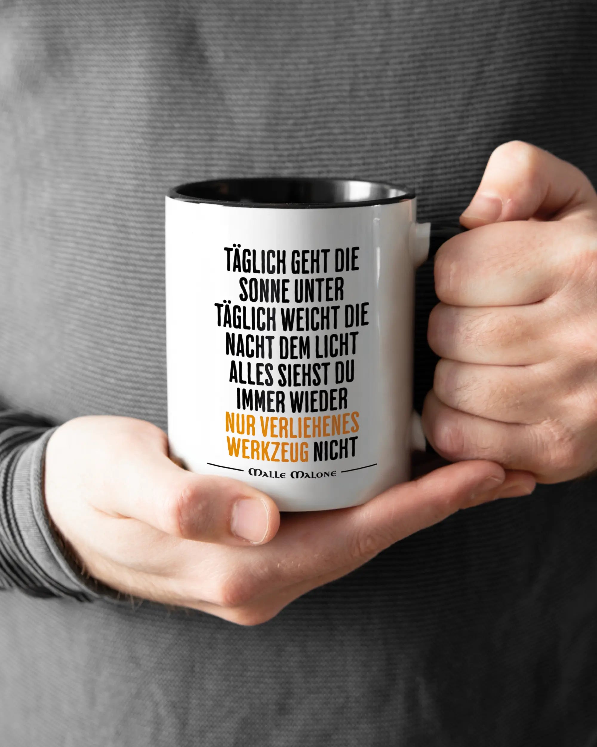 Rechte Seite der beidseitig bedruckten Keramiktasse von Maondo mit dem Design Wegzeug in der Farbe Duotone gehalten von Männerhänden